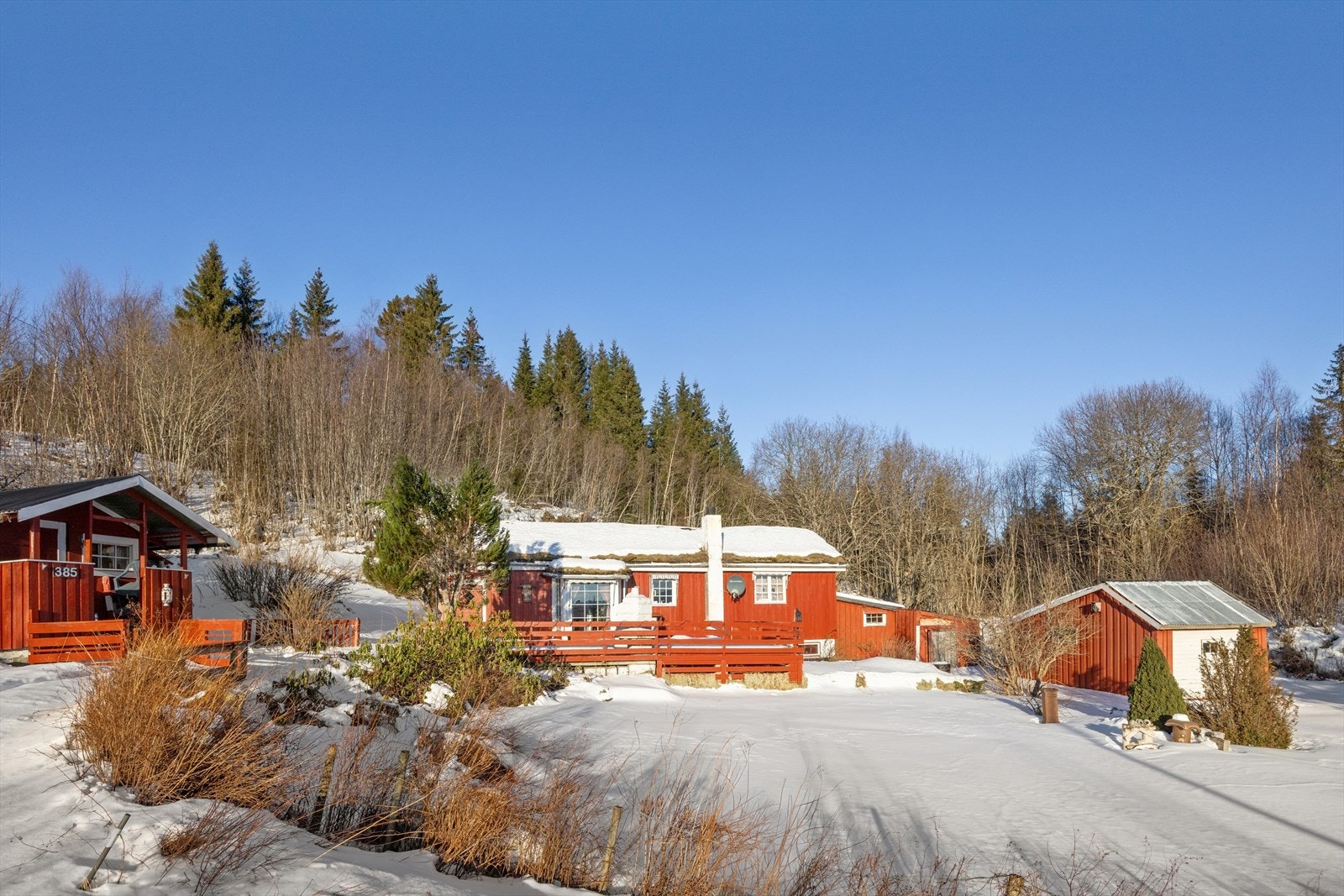 Eiendommen inkluderer også en garasje på 21 m² og et uthus på 30 m². Galleribilde