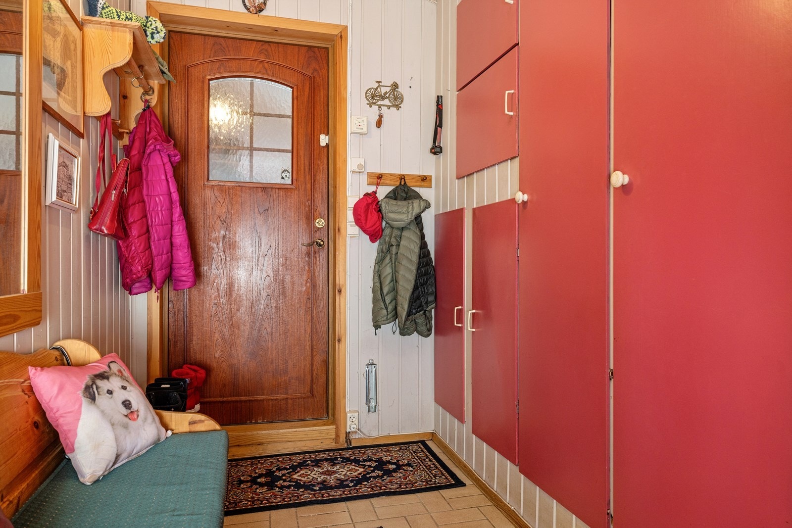 Inngangspartiet ønsker velkommen med plass til å henge fra seg yttertøy. Galleribilde