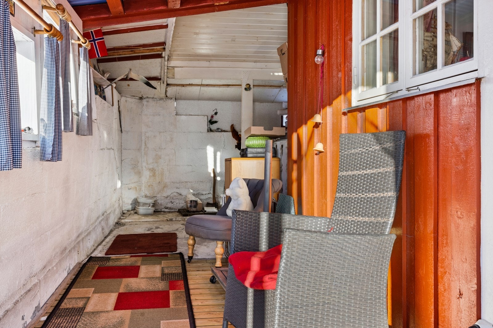 Et overbygd og uisolert inngangsparti på 20 m² gir en lun og praktisk uteplass. Galleribilde