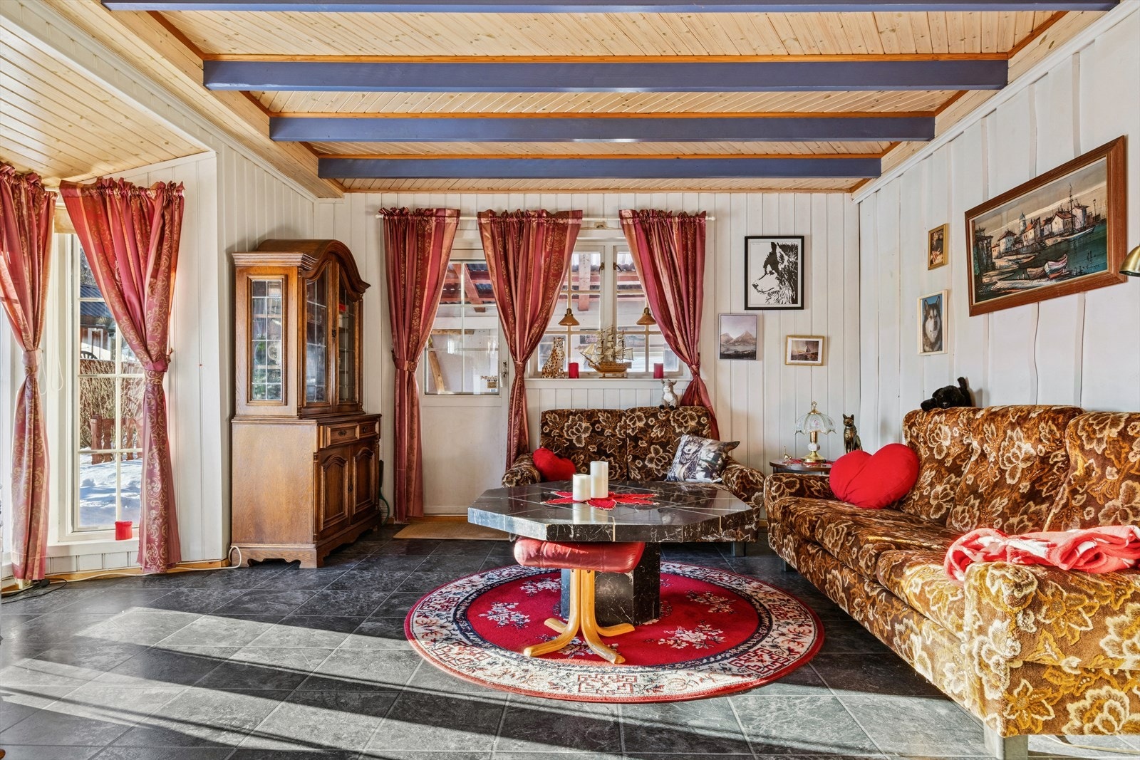 De store vindusflatene gir godt med naturlig lys inn i rommet. Galleribilde