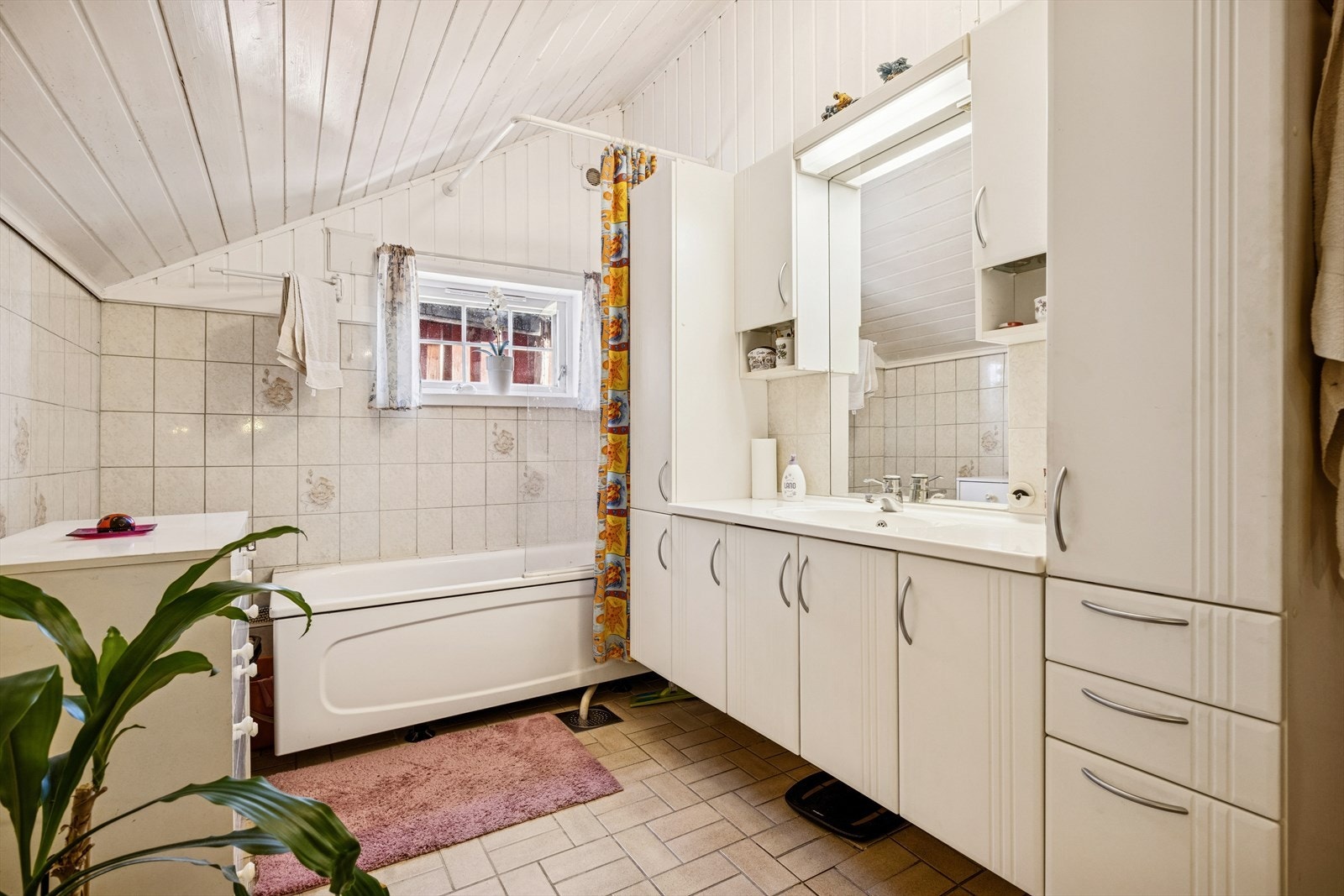 Her er det innredning med servant og et badekar for ekstra komfort. Galleribilde