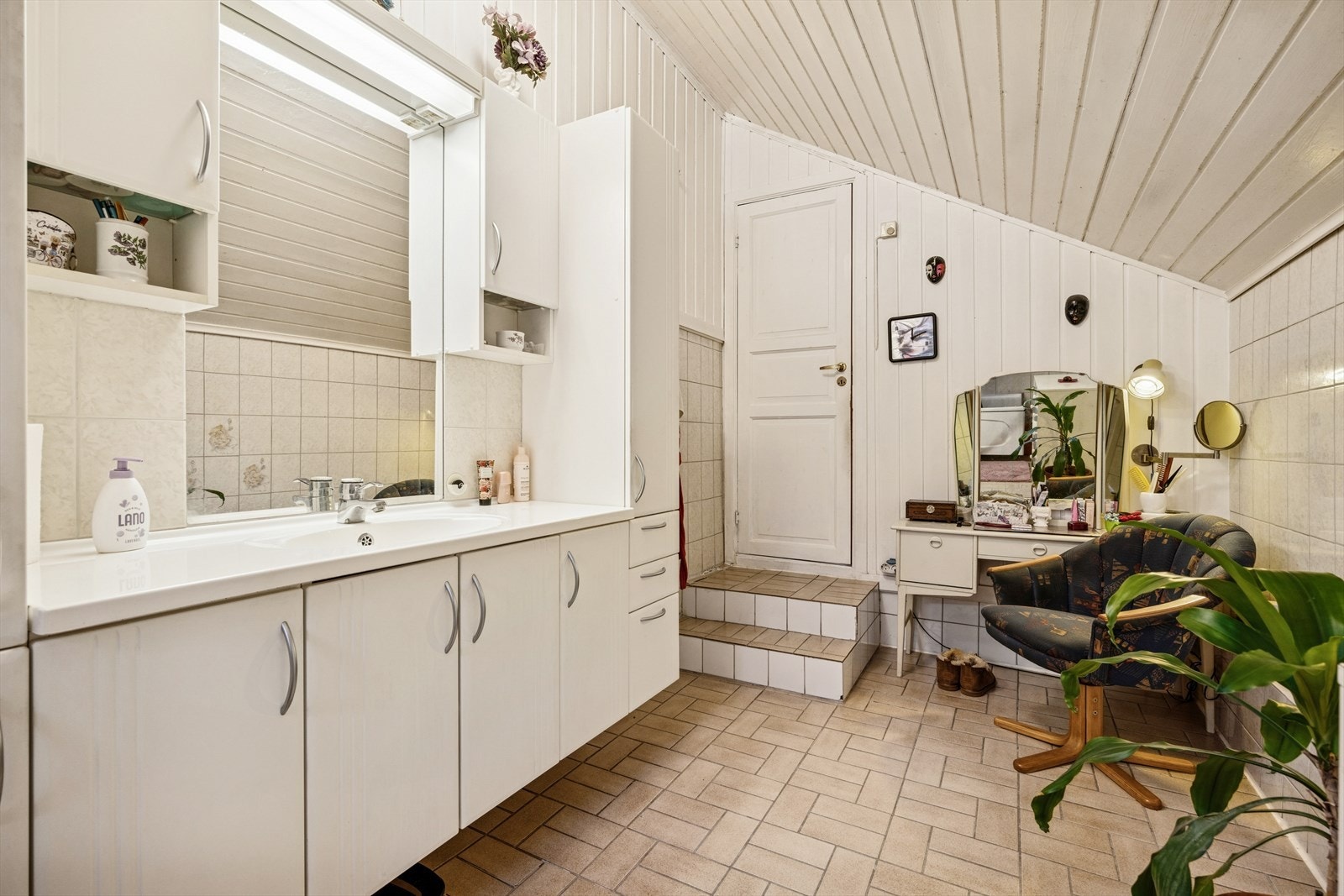Badet er romslig og ble påbygd i 1990, med fliser på gulv og vegger. Galleribilde