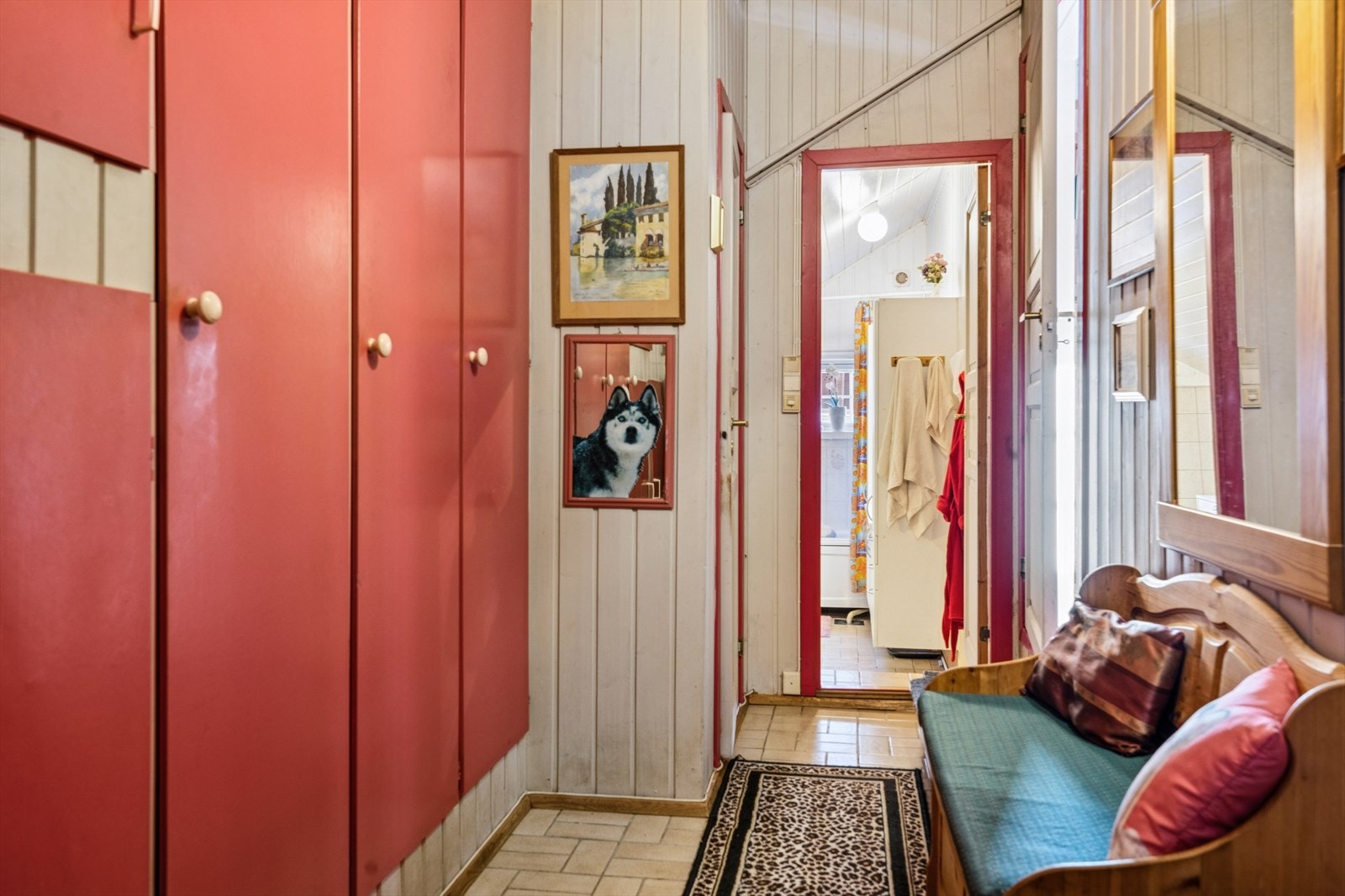 Fra gangen er det direkte tilgang videre inn til hyttas øvrige rom. Galleribilde