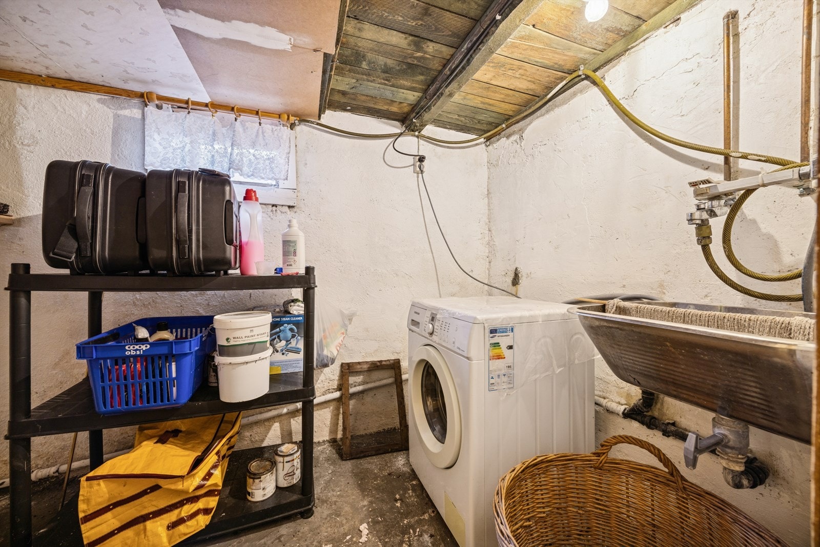 Praktisk vaskerom i kjelleren med opplegg for vaskemaskin og en 200 liters varmtvannsbereder. Galleribilde