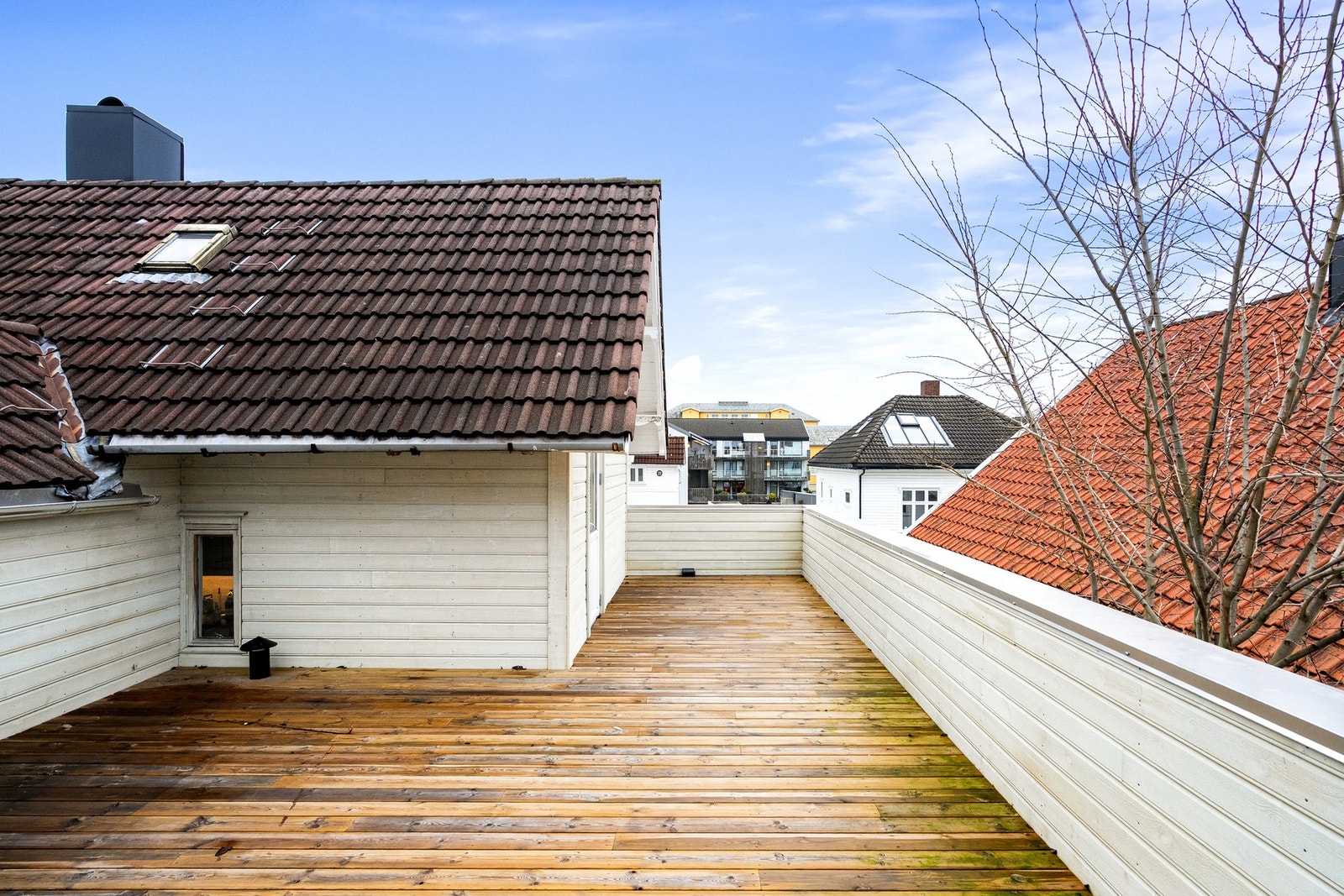 Felles, solrik takterrasse med utgang fra felles trappegang. Galleribilde