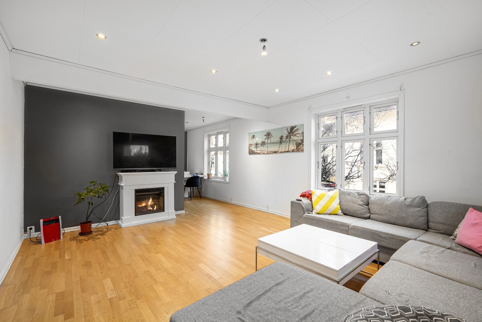 Rommelig stue. Kjøkkenet ligger skjermet fra stuen. Galleribilde