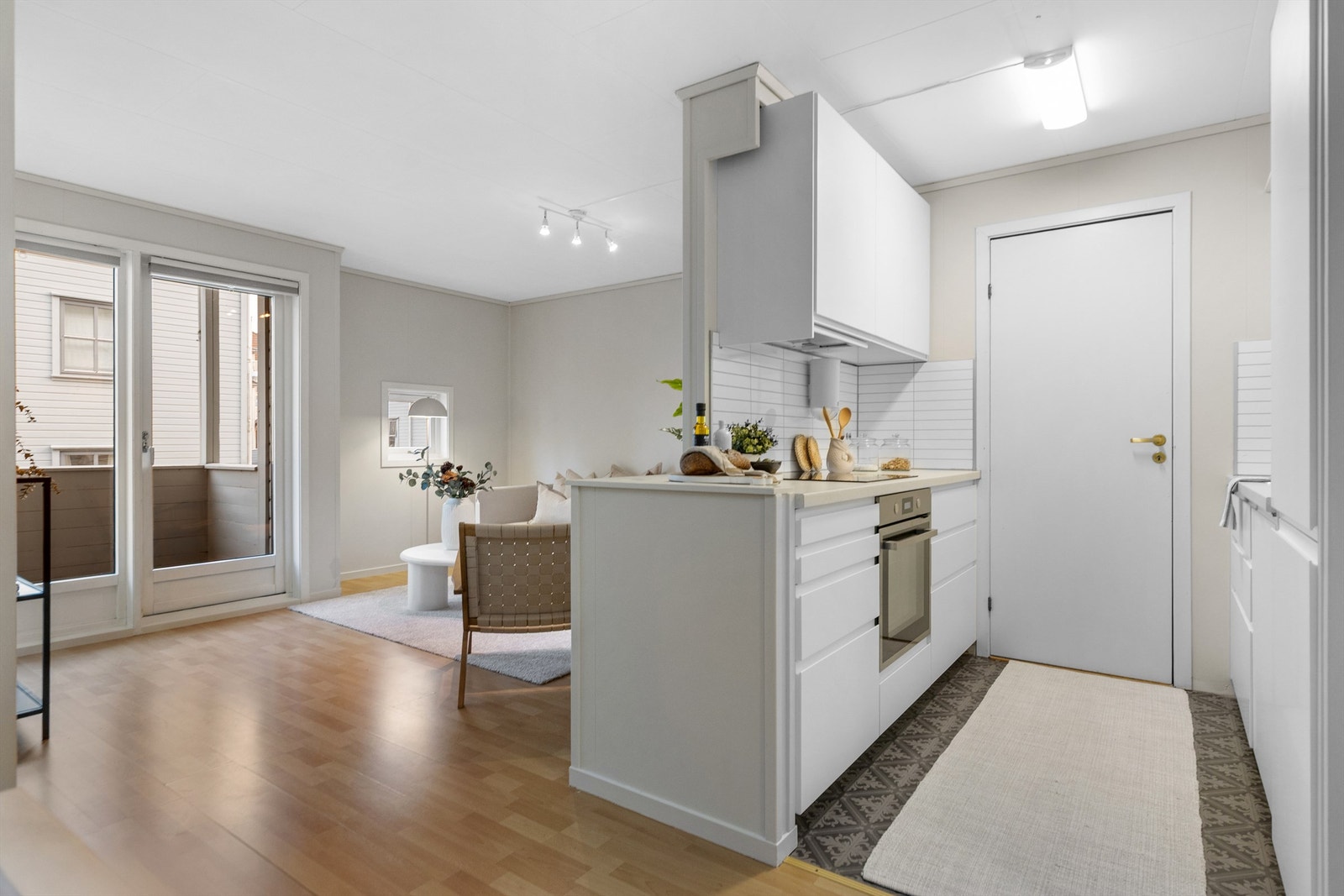 Praktisk bod skjult bak døren gir ekstra oppbevaringsmuligheter og bidrar til et ryddig uttrykk. Galleribilde