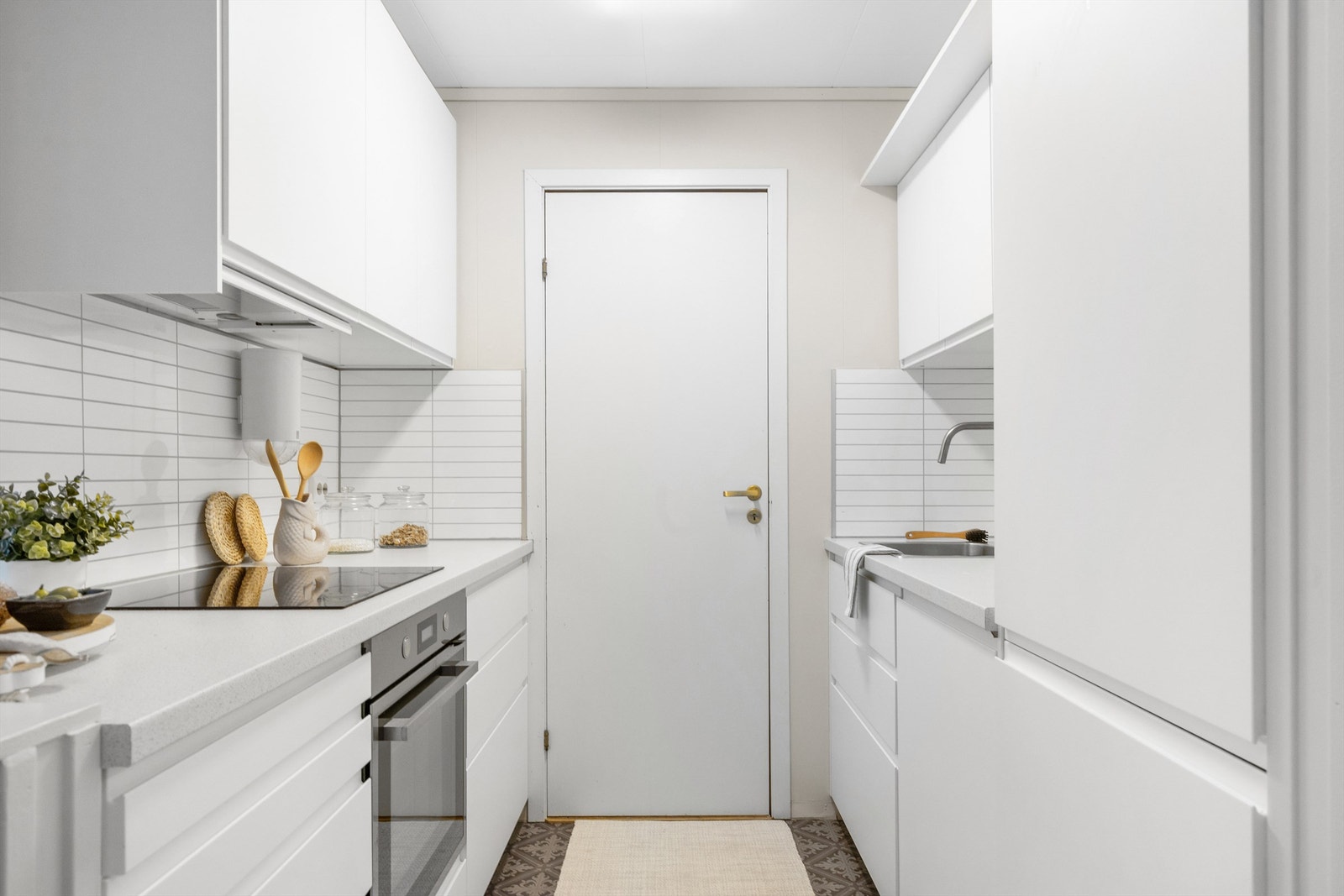 Stilrent og funksjonelt kjøkken med god skap- og benkeplass. Lyse flater og moderne løsninger gir et tidløst uttrykk og et kjøkken som er lett å trives i. Galleribilde