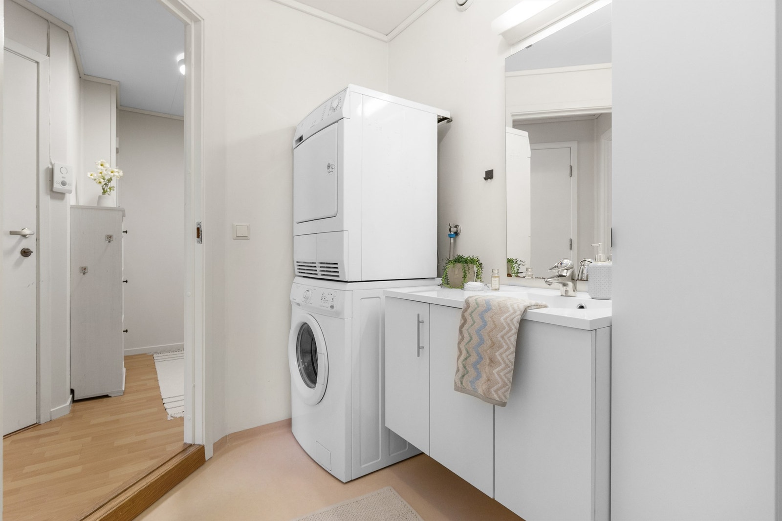 God plass til opplegg for vaskemaskin og tørketrommel. Galleribilde