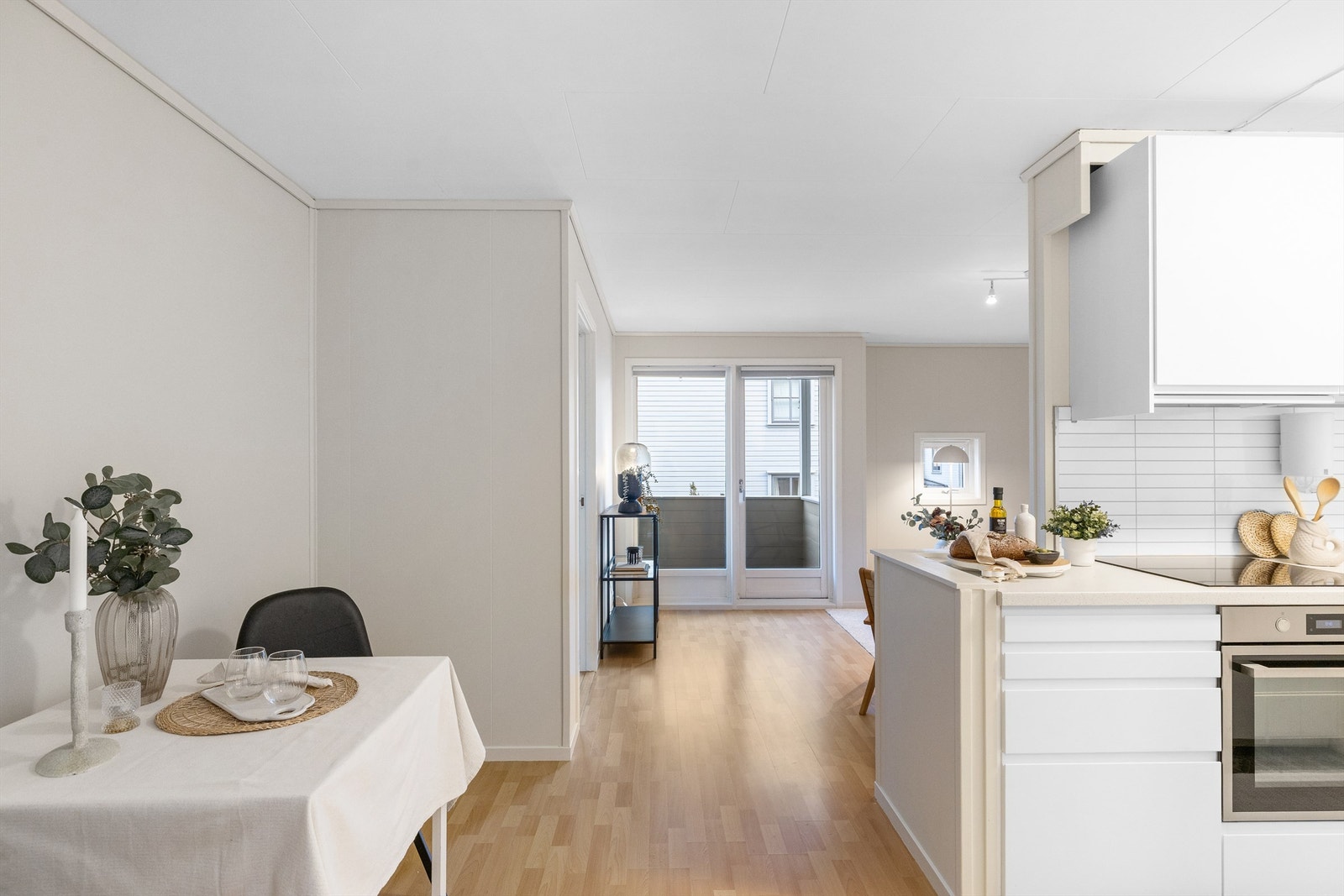 Leiligheten byr på en lys og gjennomtenkt planløsning med delvis åpen forbindelse mellom oppholdsrommene. Galleribilde