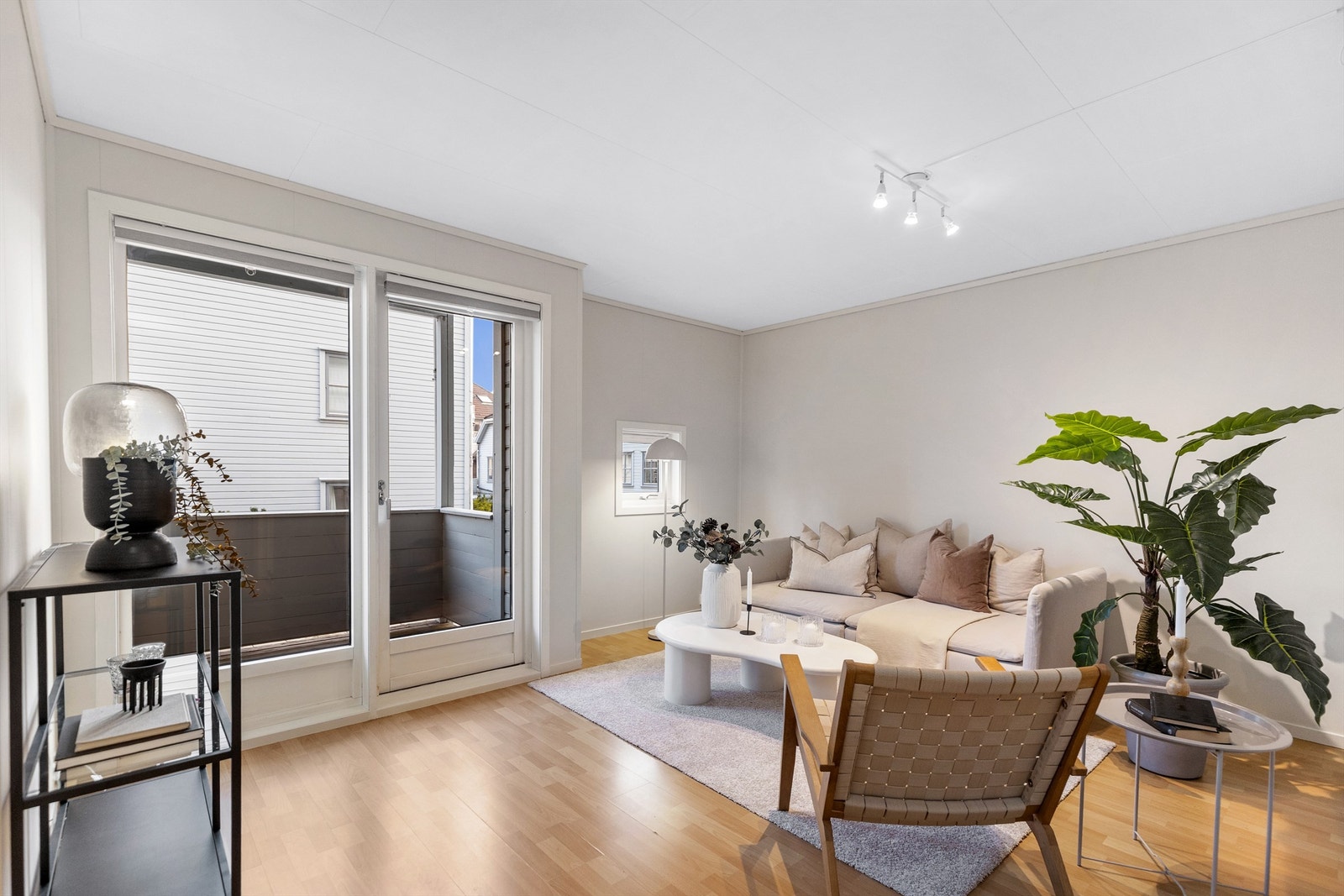 Lys og innbydende leilighet med store vindusflater, utgang til balkong og god plass til både sofakrok og spisestue. Galleribilde