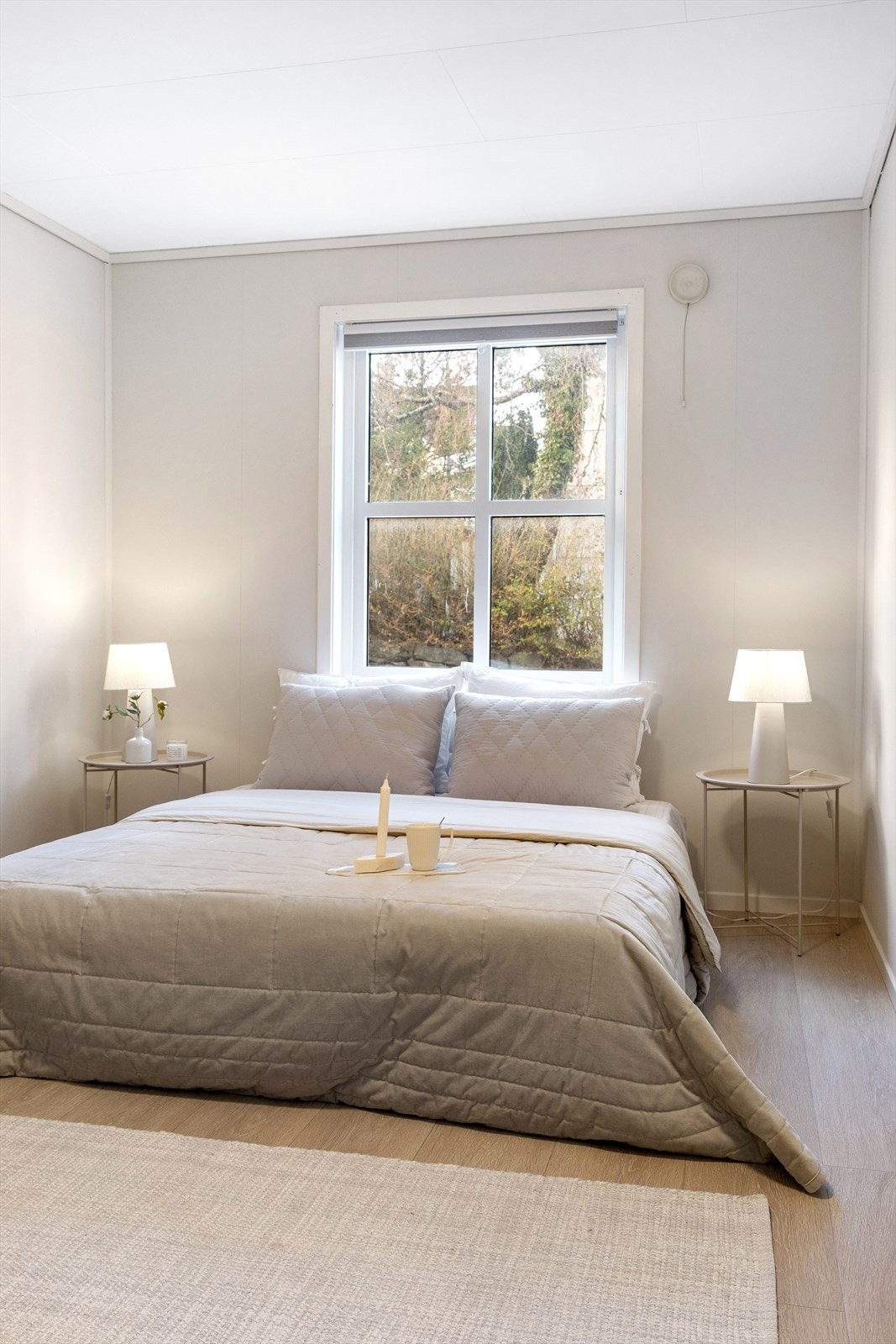 På soverommet er det et stor vindu som slipper inn rikelig med naturlig sollys. Galleribilde