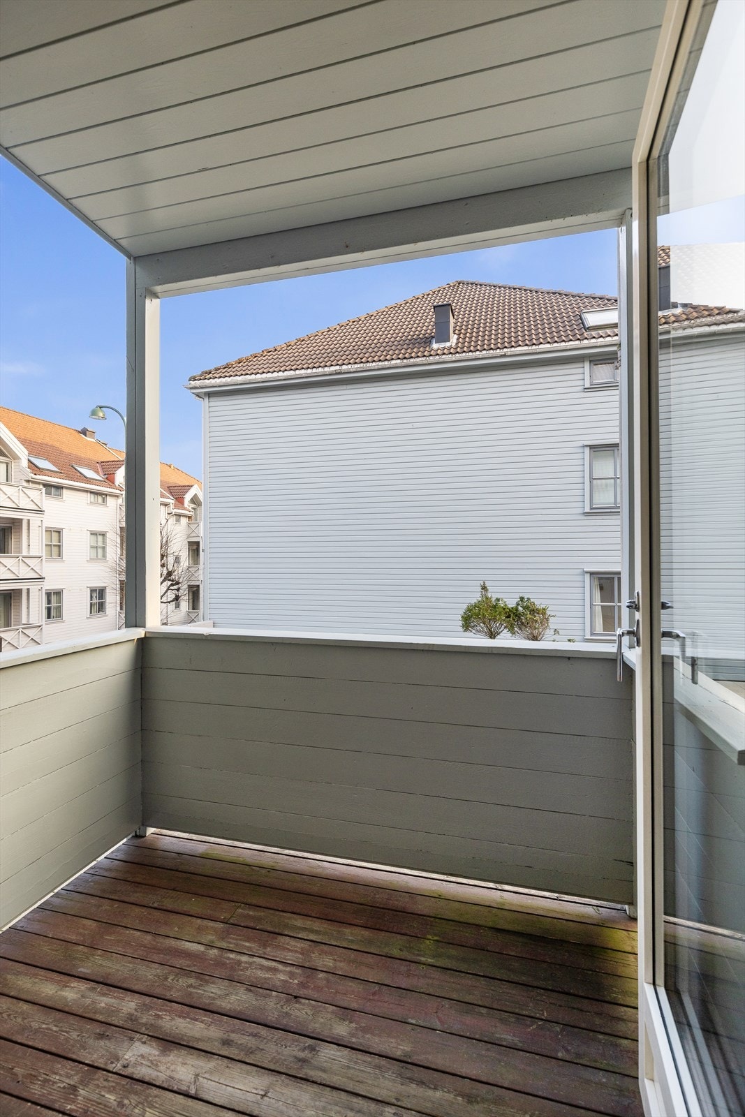 Direkte utgang fra stuen til balkong som gir deg et lite pusterom under åpen himmel. Galleribilde