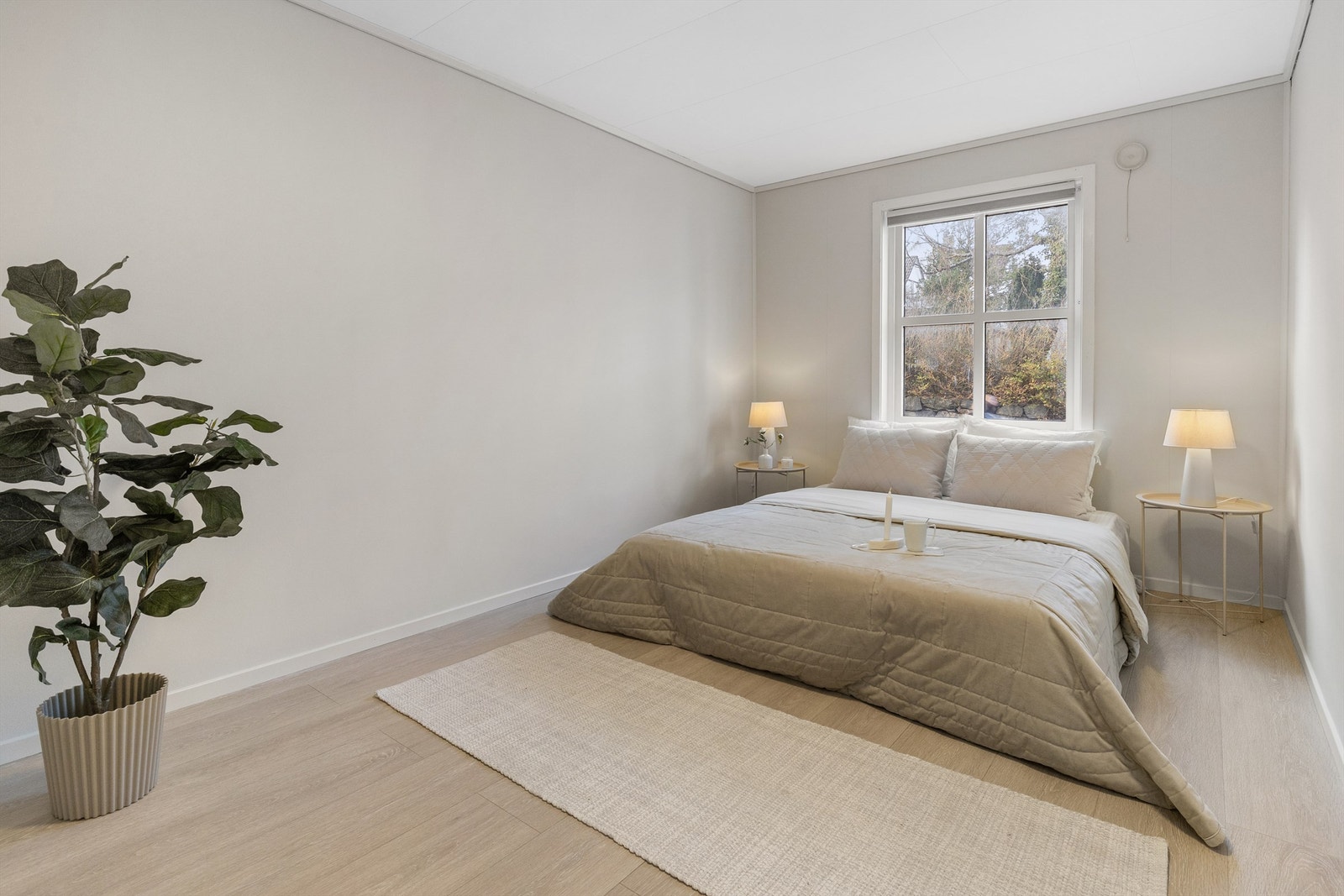 Romslig og innbydende hovedsoverom med god plass til stor seng og øvrig møblement. Galleribilde