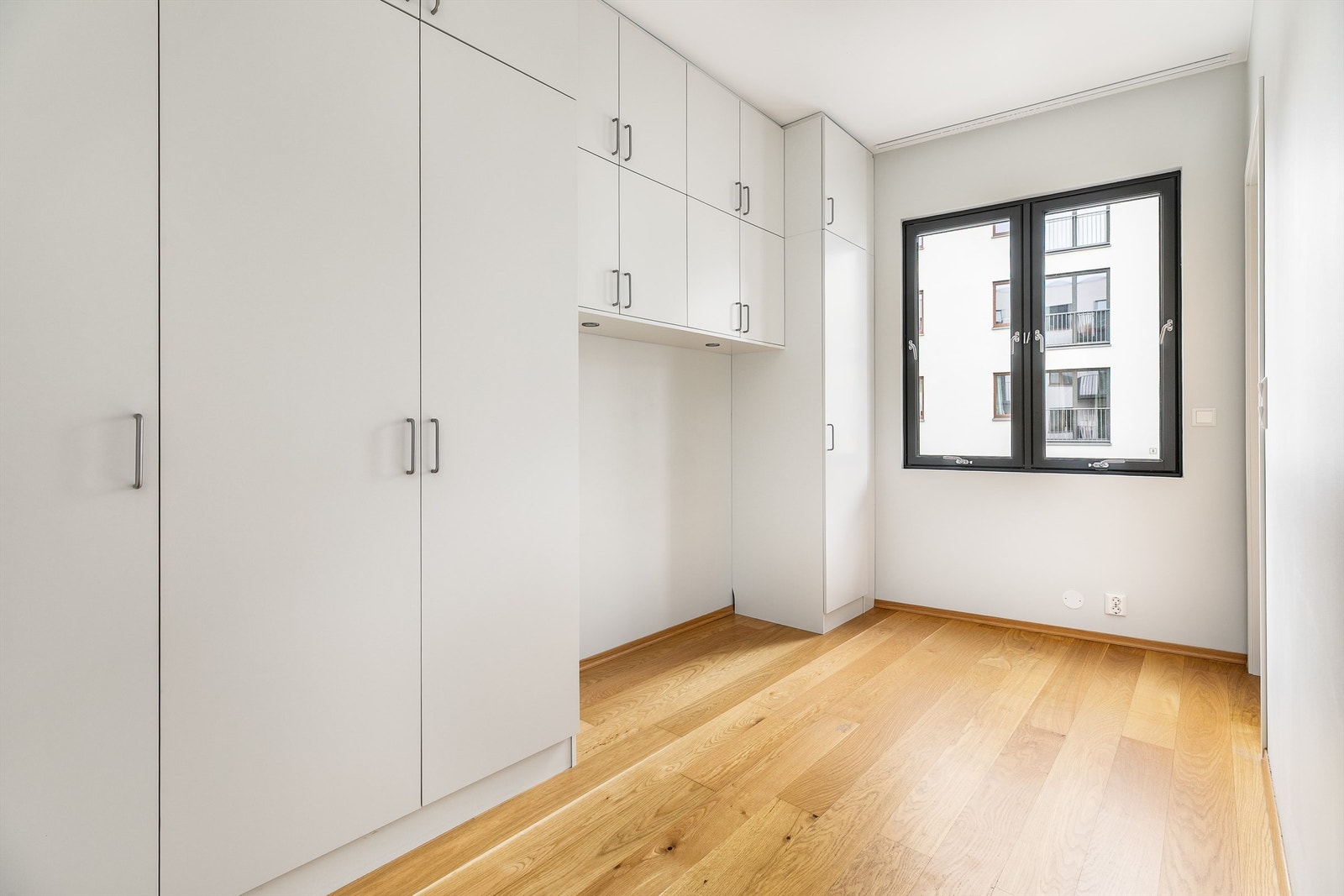 I soverommet medfølger omfangsrik skapinnredning, med innfelte spotter under overskapene. Galleribilde