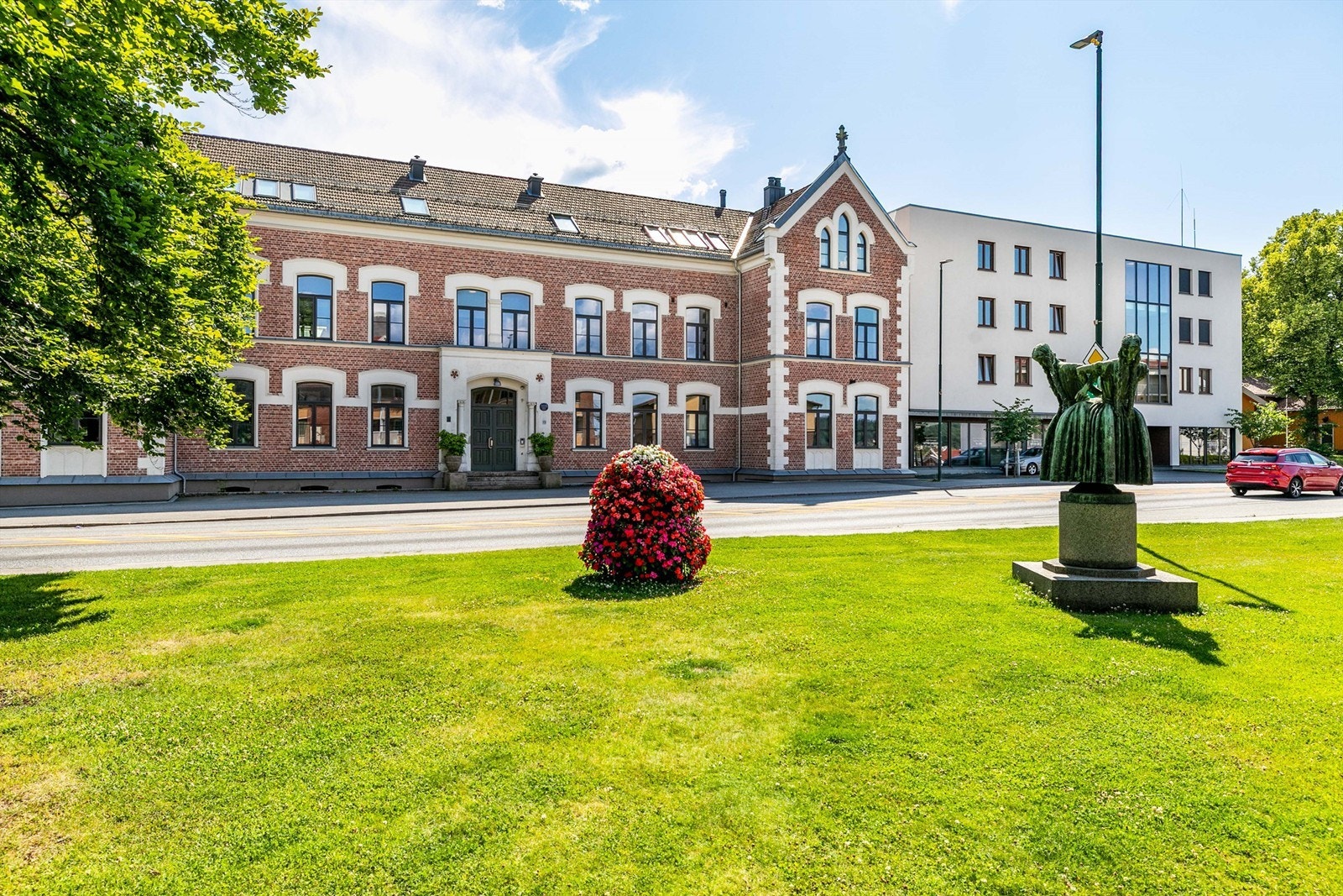 Hovedinngangen er mot Vogts gate og har calling-anlegg som betjenes fra leiligheten. Det er heis i bygget og enkel adkomst via en meget lys korridor. Galleribilde