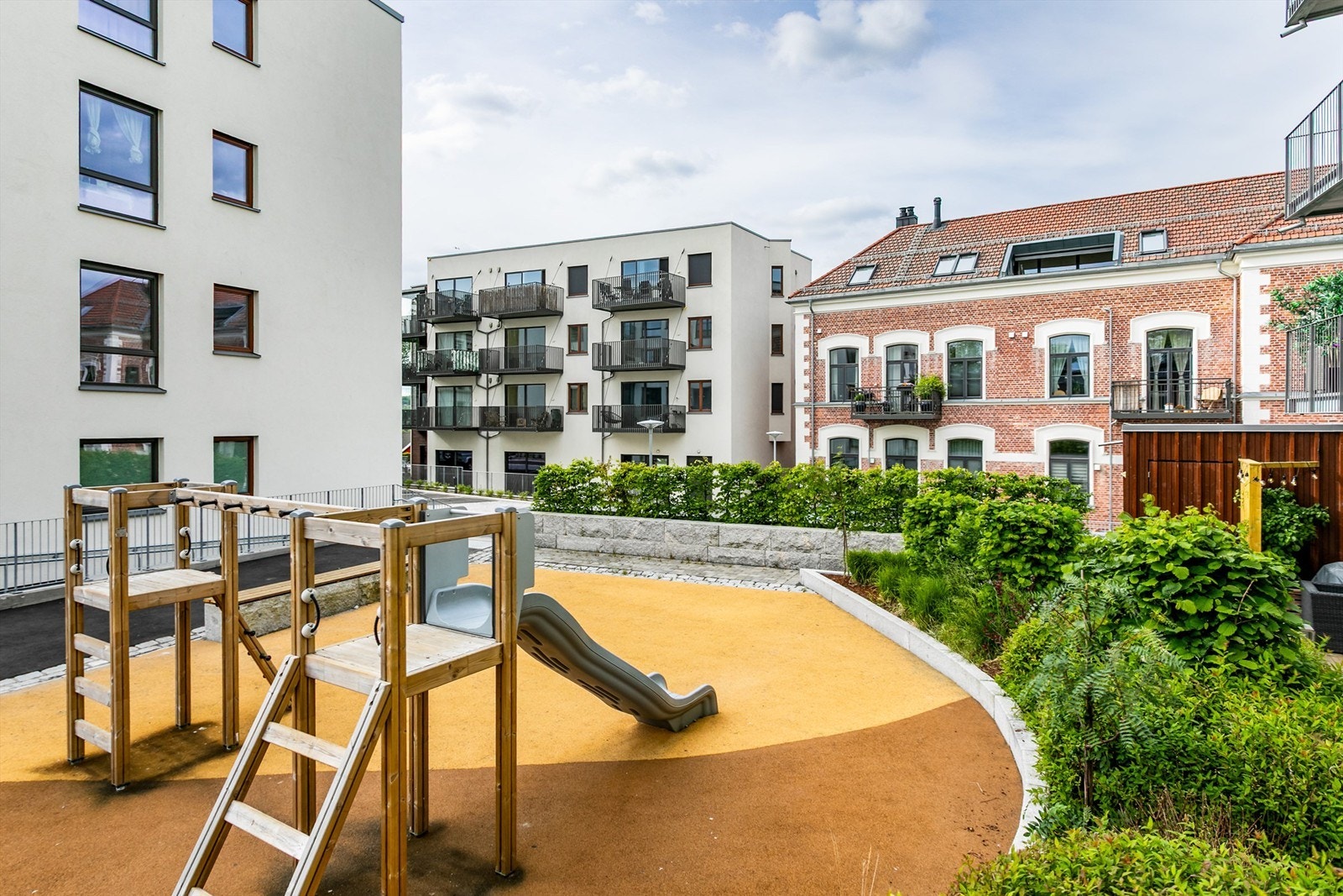 Tumleplass for både liten og stor er lett tilgjengelig like utenfor bygget. Galleribilde