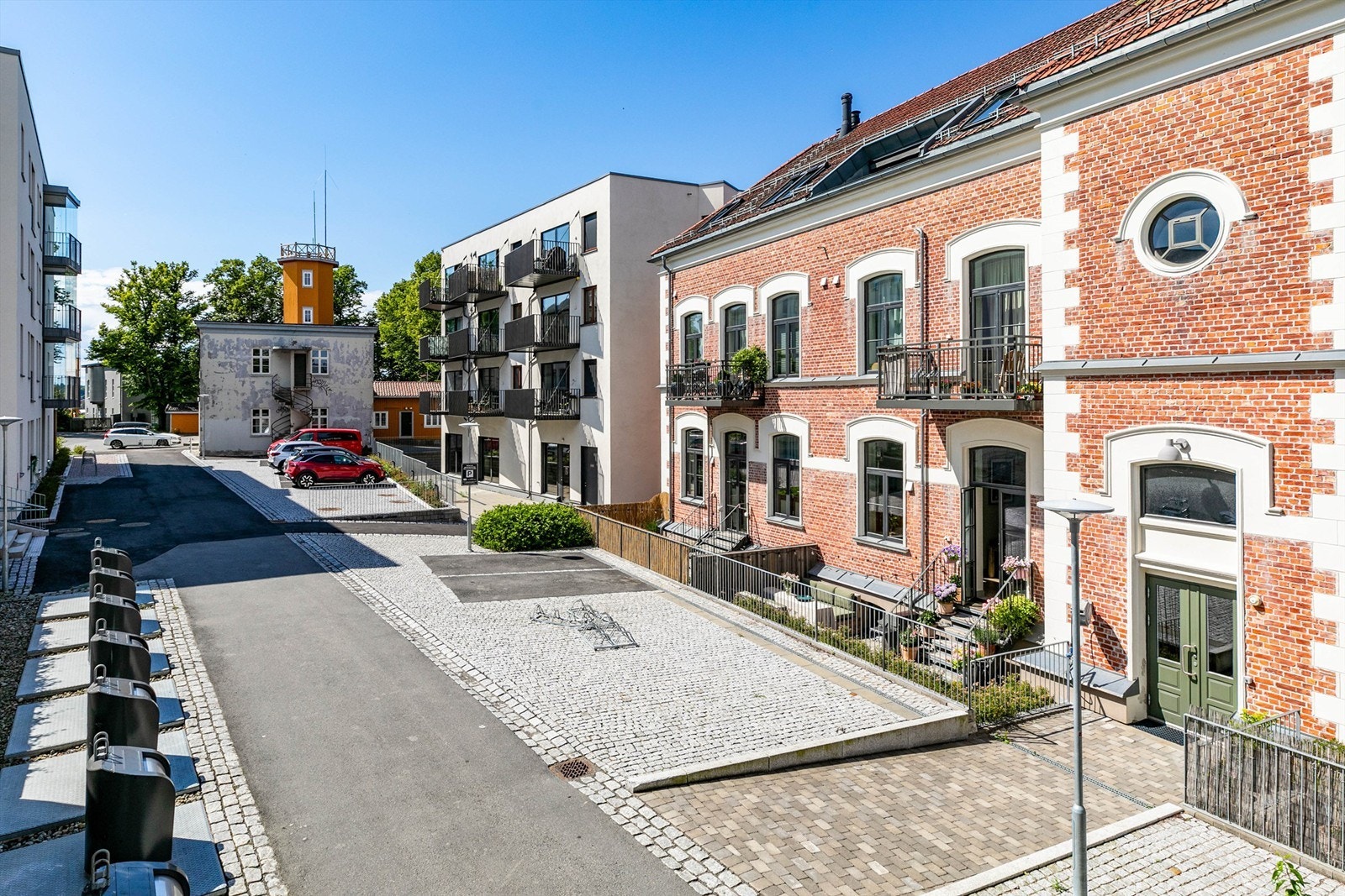 Skarmyrakvartalet er avskjermet fra trafikken gjennom byen. Her råder i stedet en tilbaketrukket og rolig atmosfære. Galleribilde