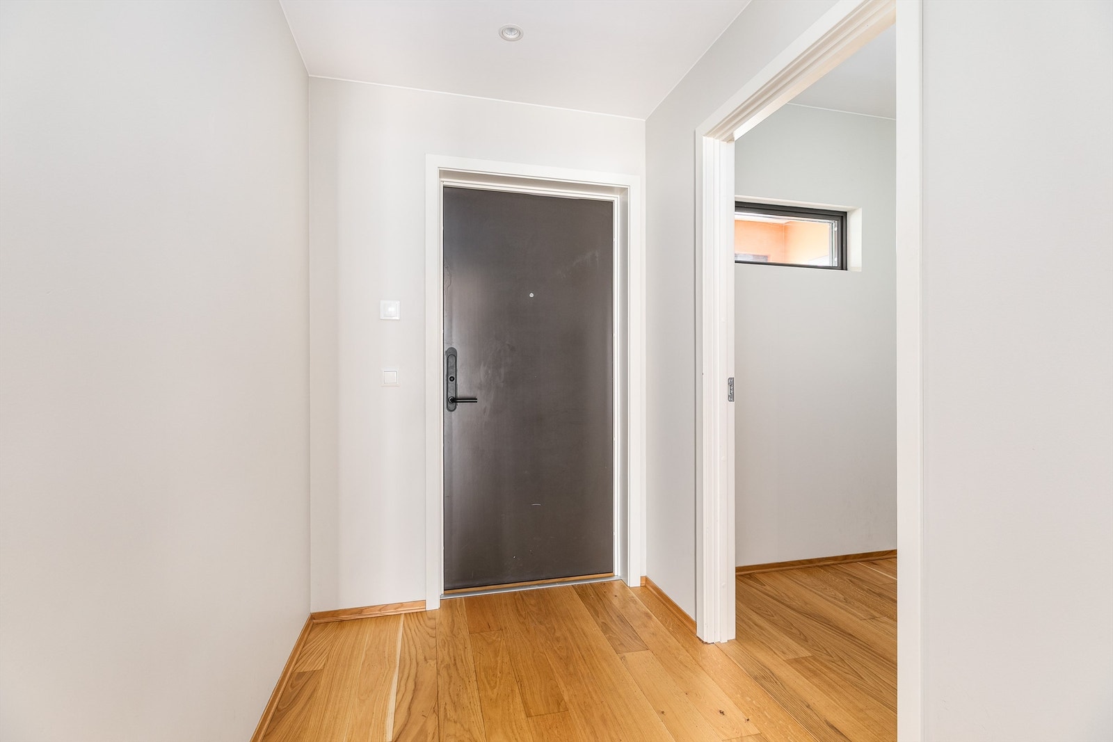 I entreen er det plass til kommode, skap eller skyvedørsgarderobe. Mer oppbevaringsplass er det i den tilstøtende boden på over 3 kvm. Galleribilde