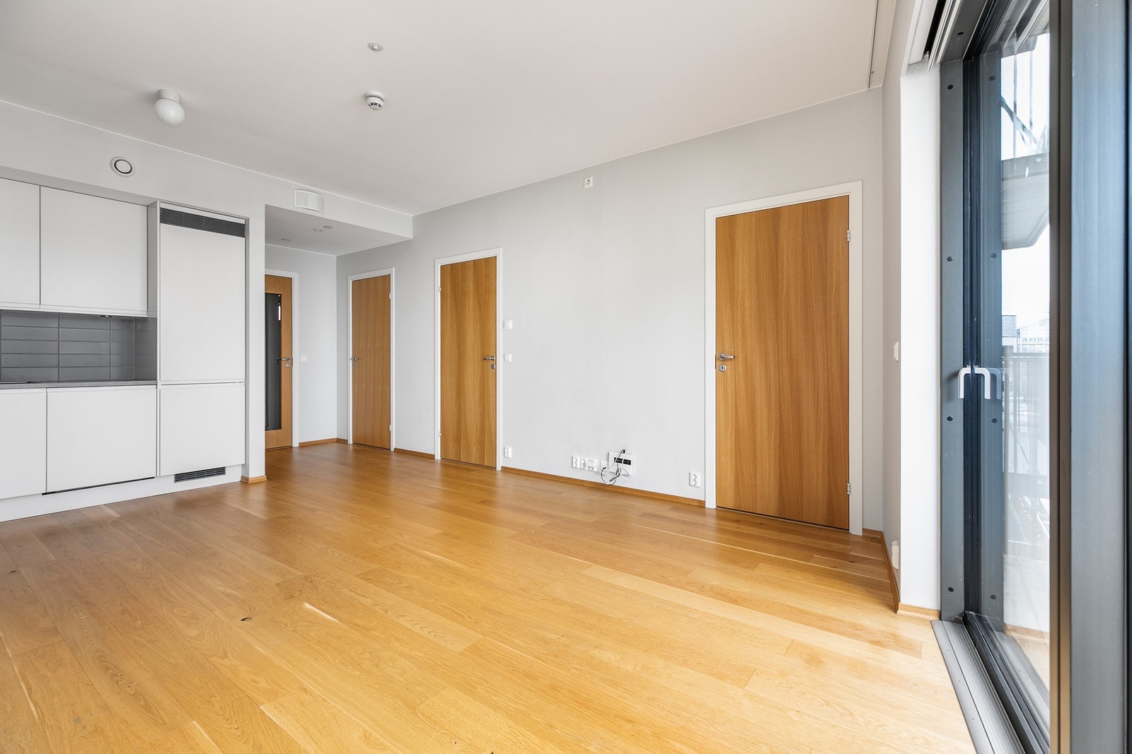 Alle gulv utenom badet er utført med tidsaktuell én-stavs eikeparkett.
Vannbåren gulvvarme i alle rom sikrer stabil innetemperatur og lavt forbruk av strøm. Galleribilde