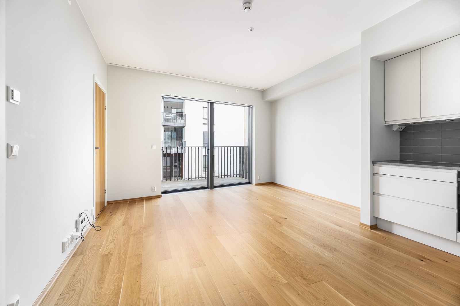 Romløsningen er meget effektiv; stuen og kjøkkenet samlet i åpen løsning. Store vinduer mot sør sikrer gode lysforhold. Galleribilde