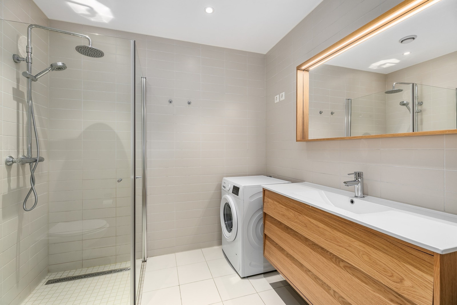 Badet er innredet med lekre designmøbler fra svenske Hafa. I hjørnet innenfor er det strømuttak til både vaskemaskin og tørketrommel. Galleribilde