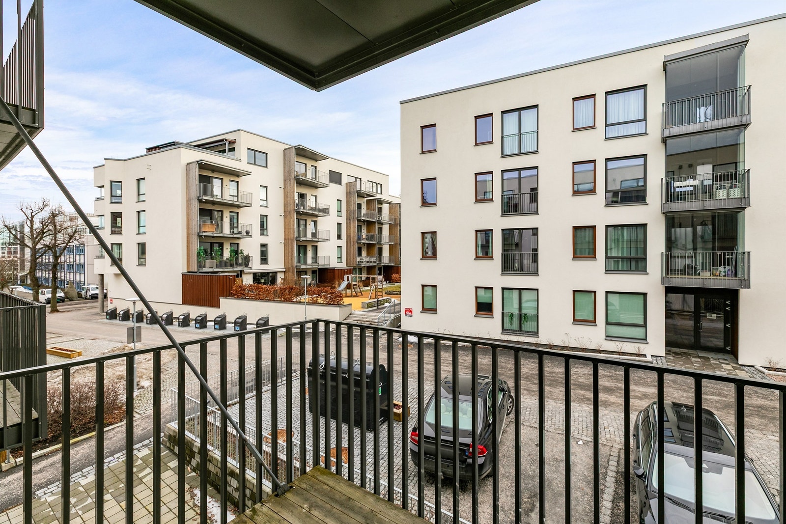 På balkongen sitter du vendt mot solens gang gjennom dagen og Skarmyrakvartalets indre, avskjermede del. Galleribilde