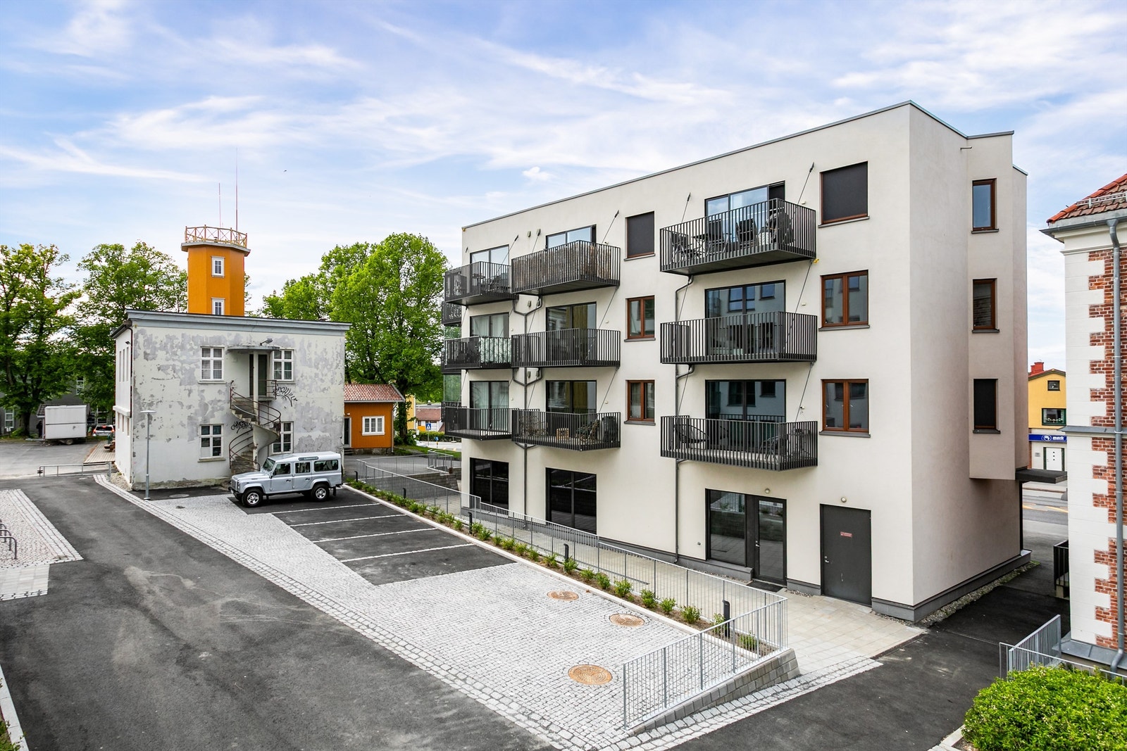 Leilighetens stue og soverom vender mot Skarmyrakvartalets indre del og er dermed avskjermet fra trafikken gjennom byen. Galleribilde