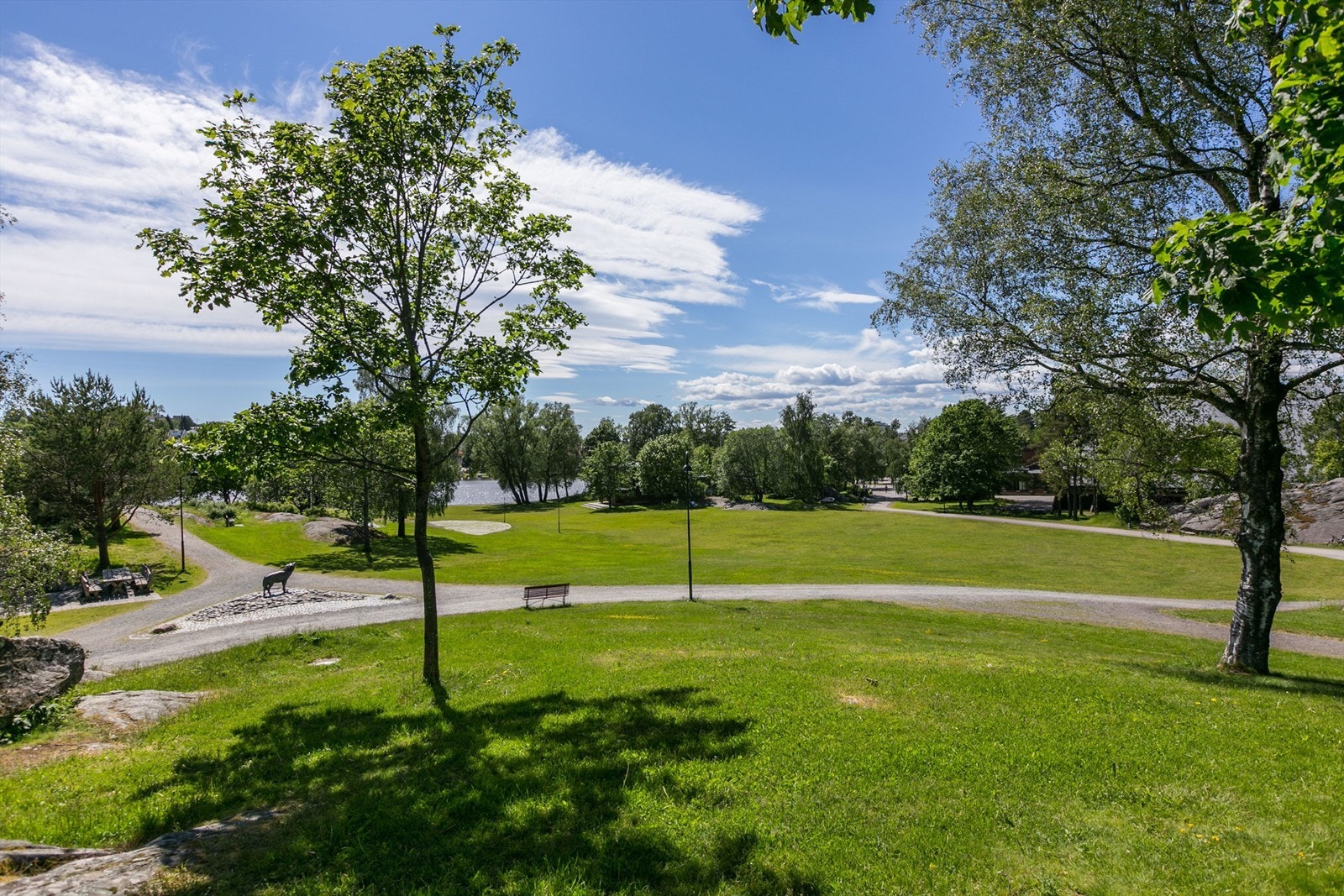 I den nærliggende Nesparken er det sommerstid mulighet for soling og bading fra fine sandstrender. Galleribilde
