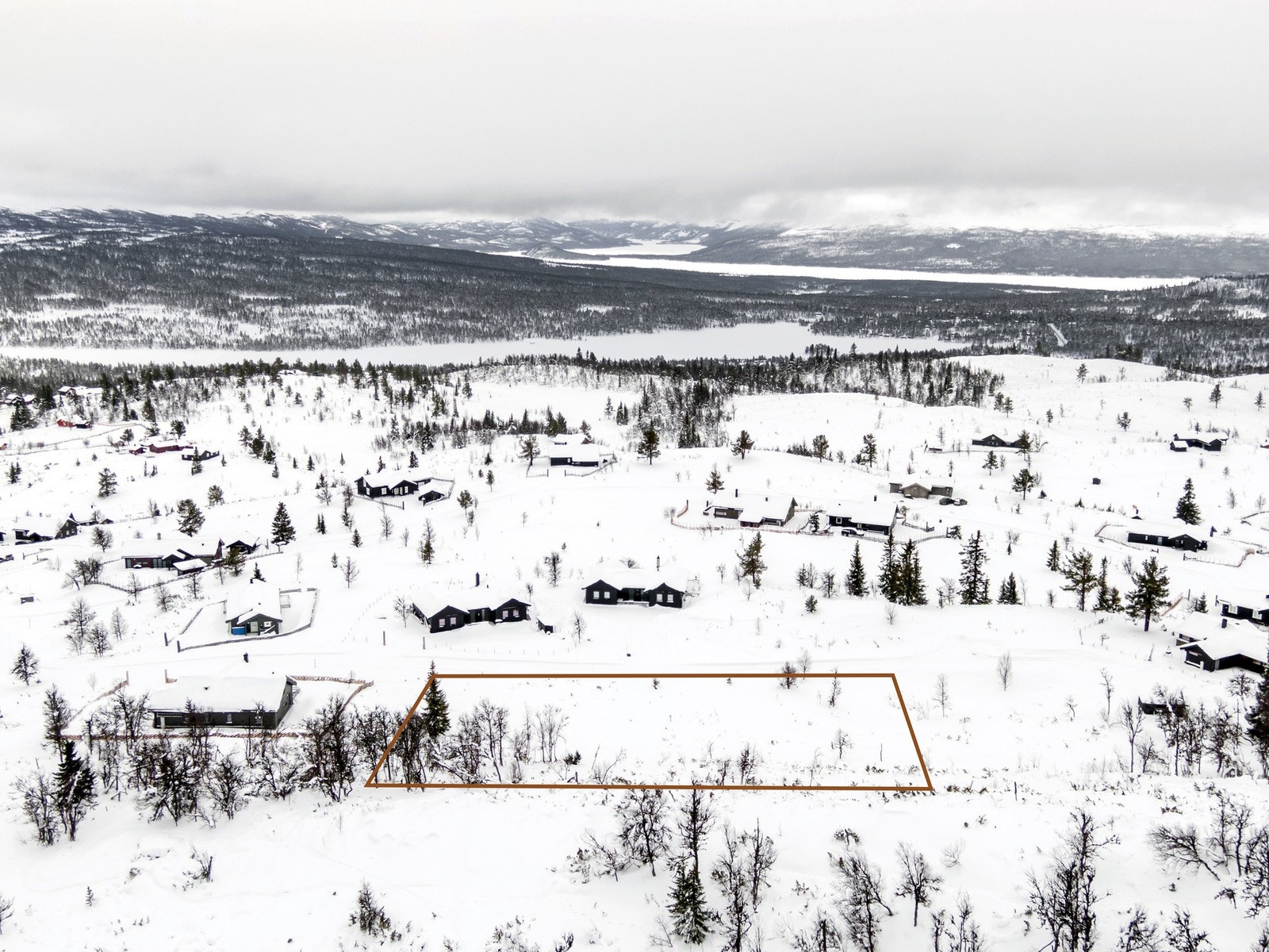 Tomten har god plassering i et rolig tomteområde. Galleribilde