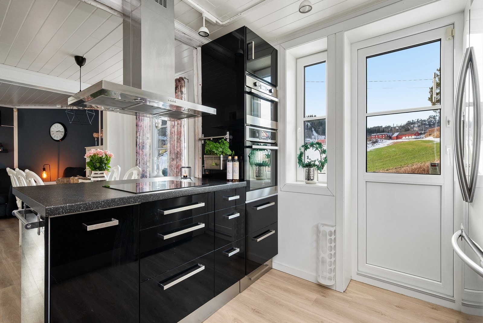 Kjøkkenet har også egen utgang til tomten. Galleribilde
