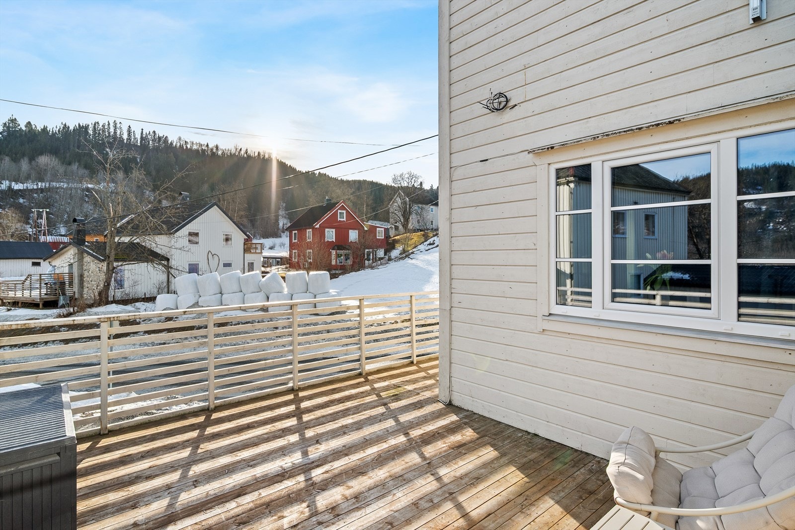 Utvendig har man en stor veranda som hovedsakelig ligger mot sør. Galleribilde