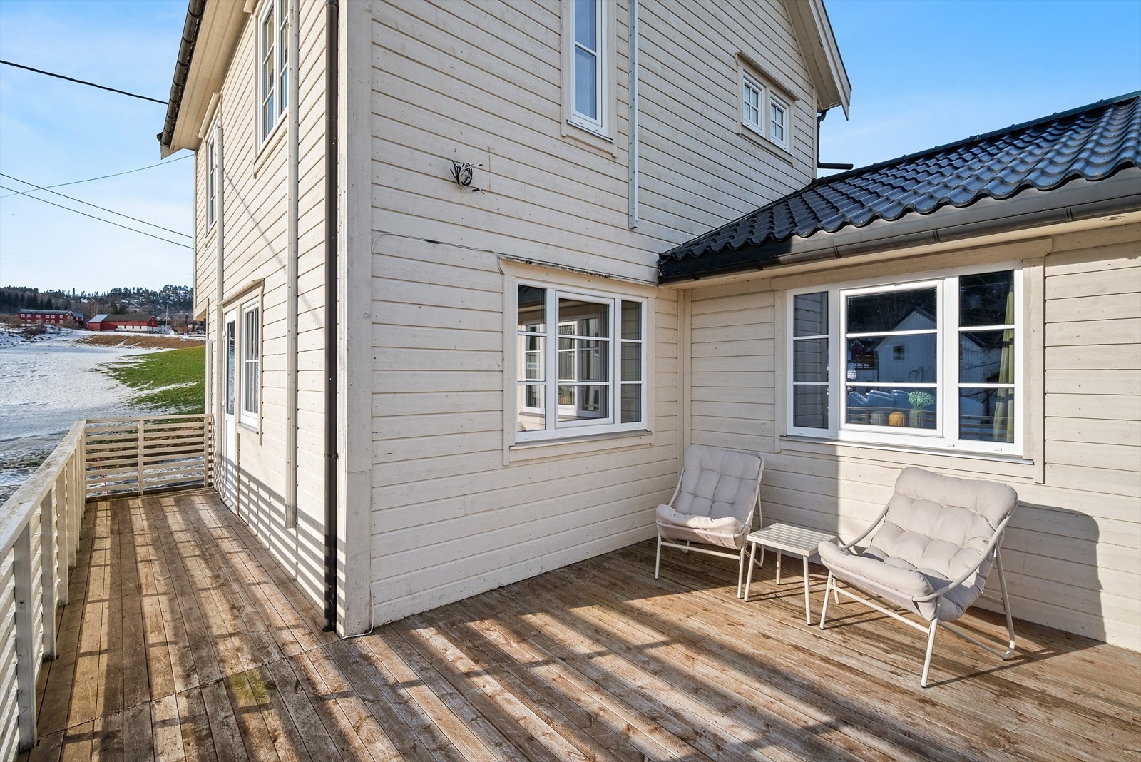 Verandaen er på 23 kvm og har god møbleringsfrihet i ulike soner. Galleribilde