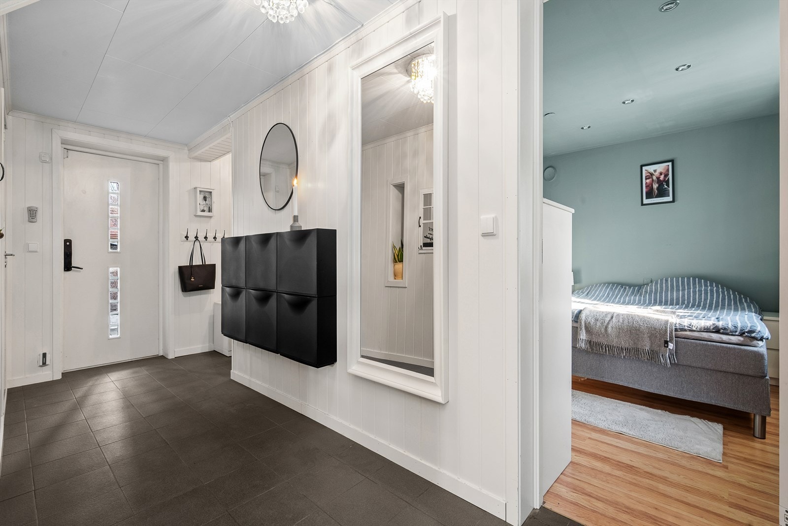 I gangen er det fliser på gulv med varmekabler. Galleribilde