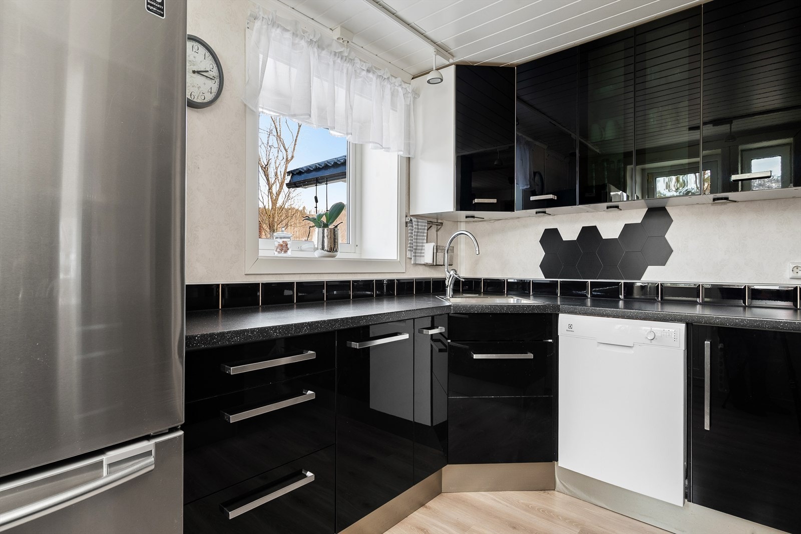 Kjøkkenet har integrerte hvitevarer som består av platetopp, stekeovn, mikrobølgeovn og oppvaskmaskin. Galleribilde