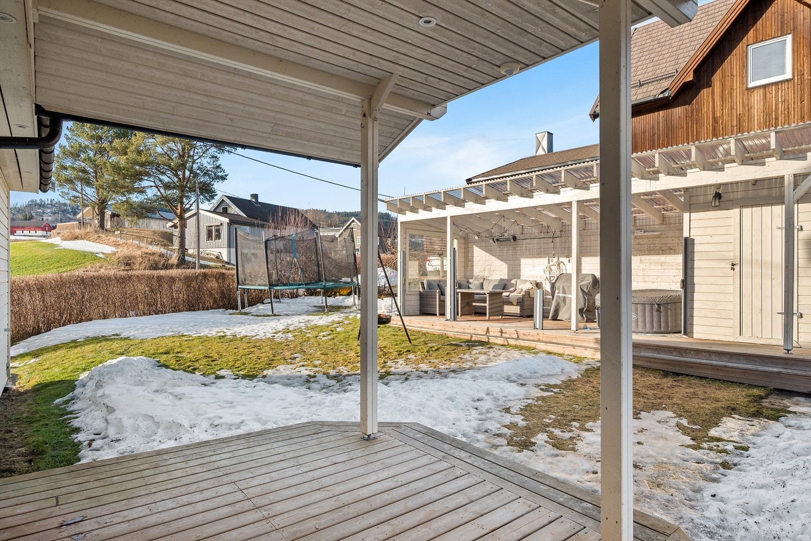 Utenfor har man et takoverbygd inngangsparti. Galleribilde