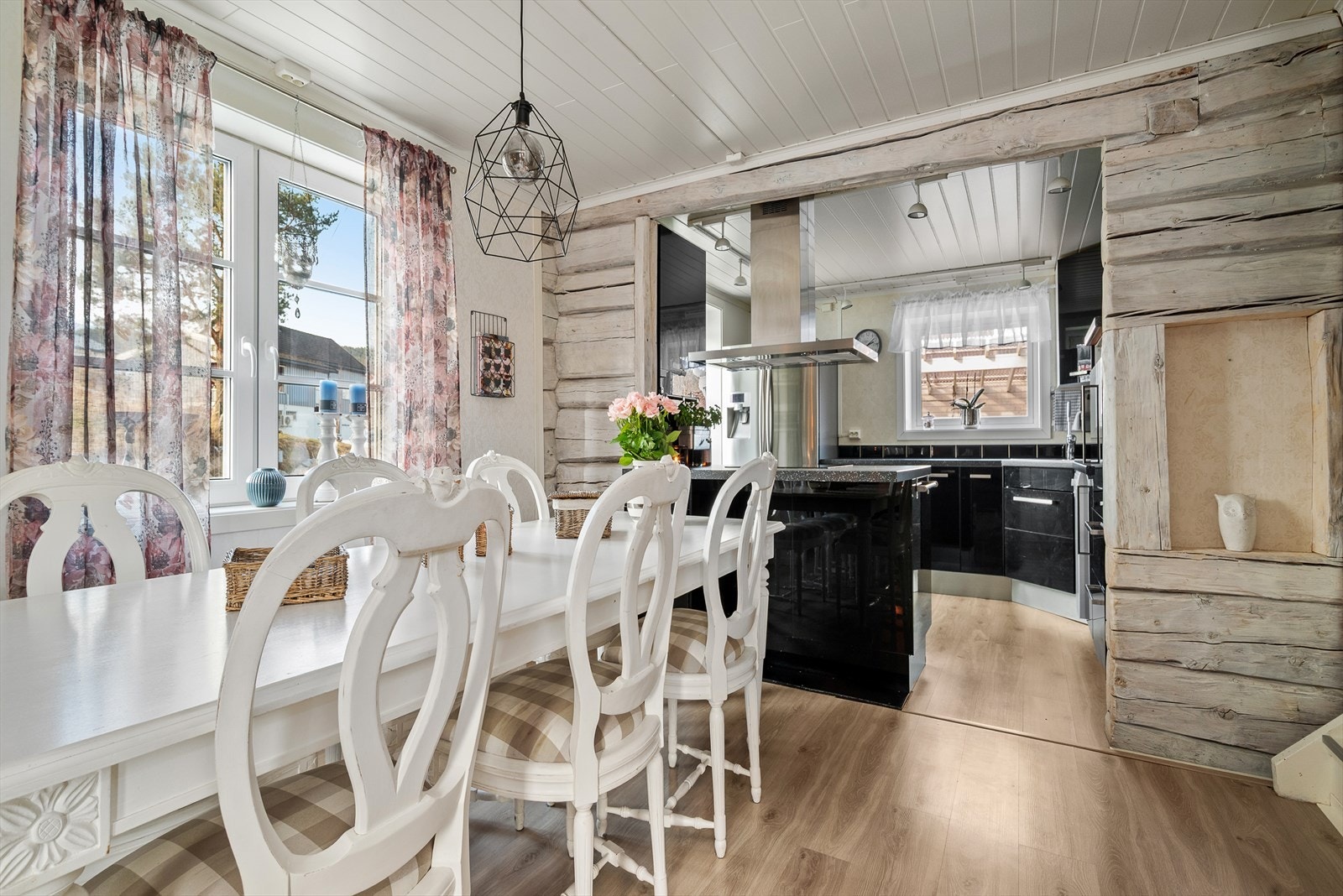 I spisestuen er det god plass til spisebord ved vindu. Galleribilde