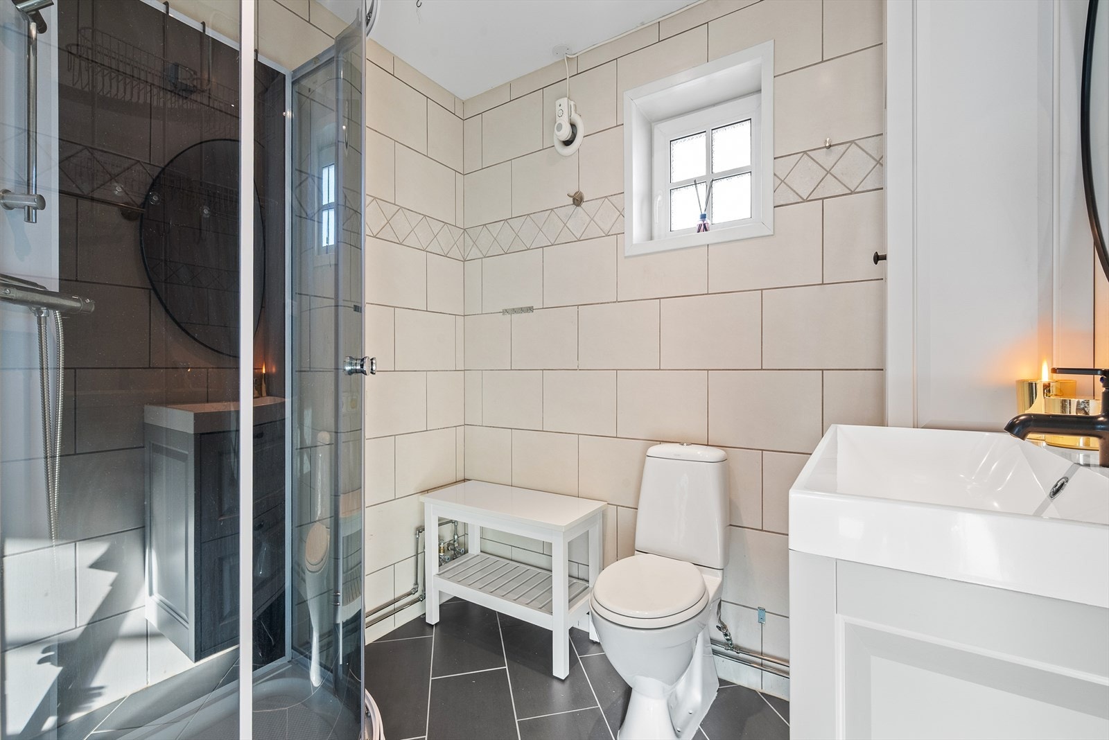 Badet som ligger i suiteløsning til hovedsoverommet, ble oppusset i 2010, og byr på flislagt gulv med varmekabler og fliser på vegger. Galleribilde