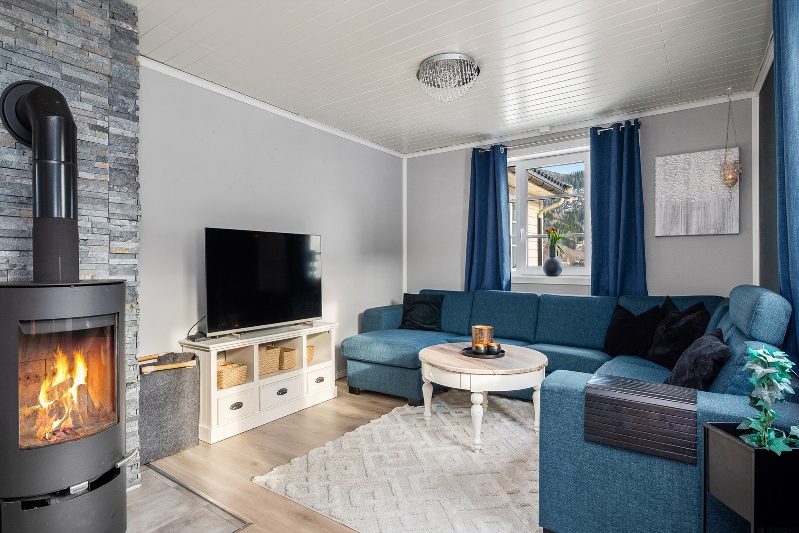 Stuen, kjøkkenet og spisestuen er oppgradert med nytt gulv i 2020. Galleribilde