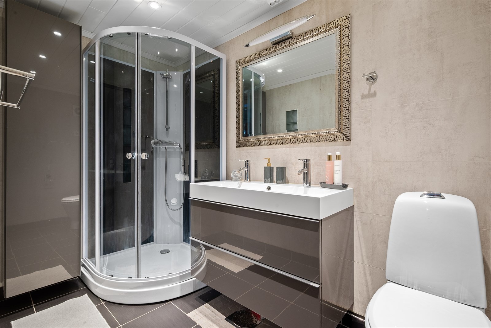 Det andre badet i 1.etg. er på 4,5 kvm og ble nybygd i 2013/14, og har også flislagt gulv med varmekabler. Galleribilde