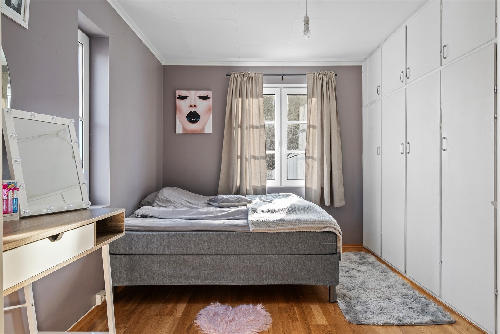 I 2. etasjen har man tre gode soverom med god plass til dobbeltseng og garderobeløsning. Galleribilde