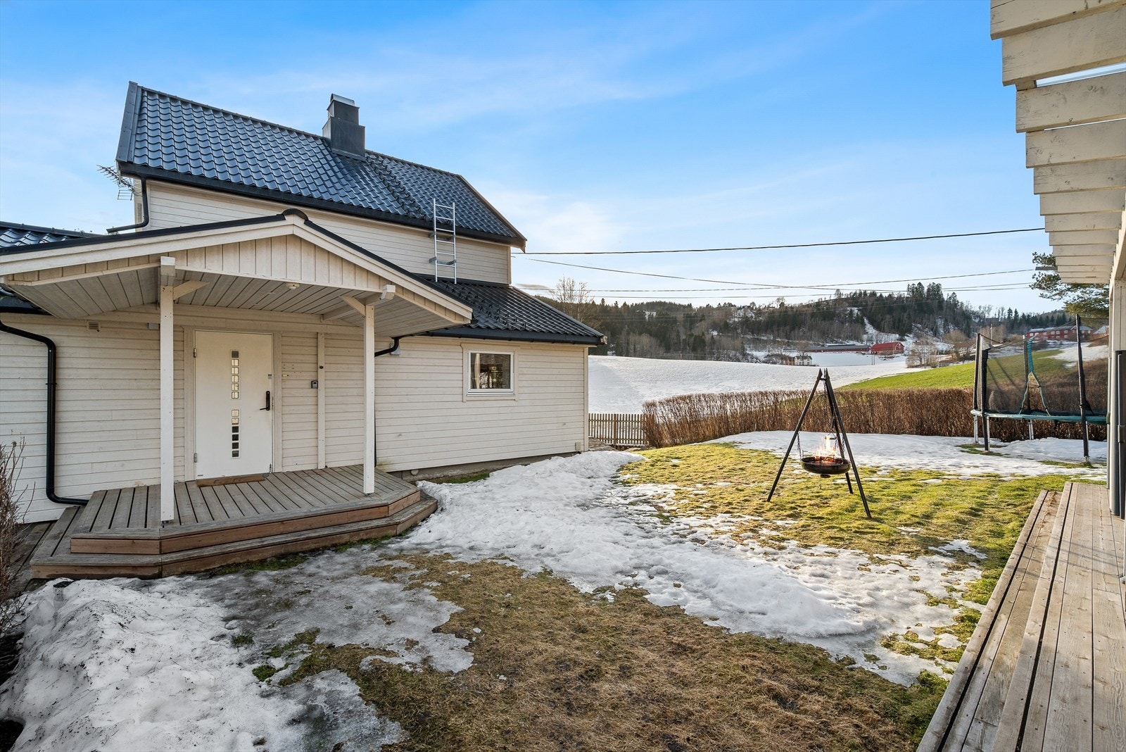 Boligen har en pen tomt på 474 kvm som kan by på gode solforhold. Galleribilde