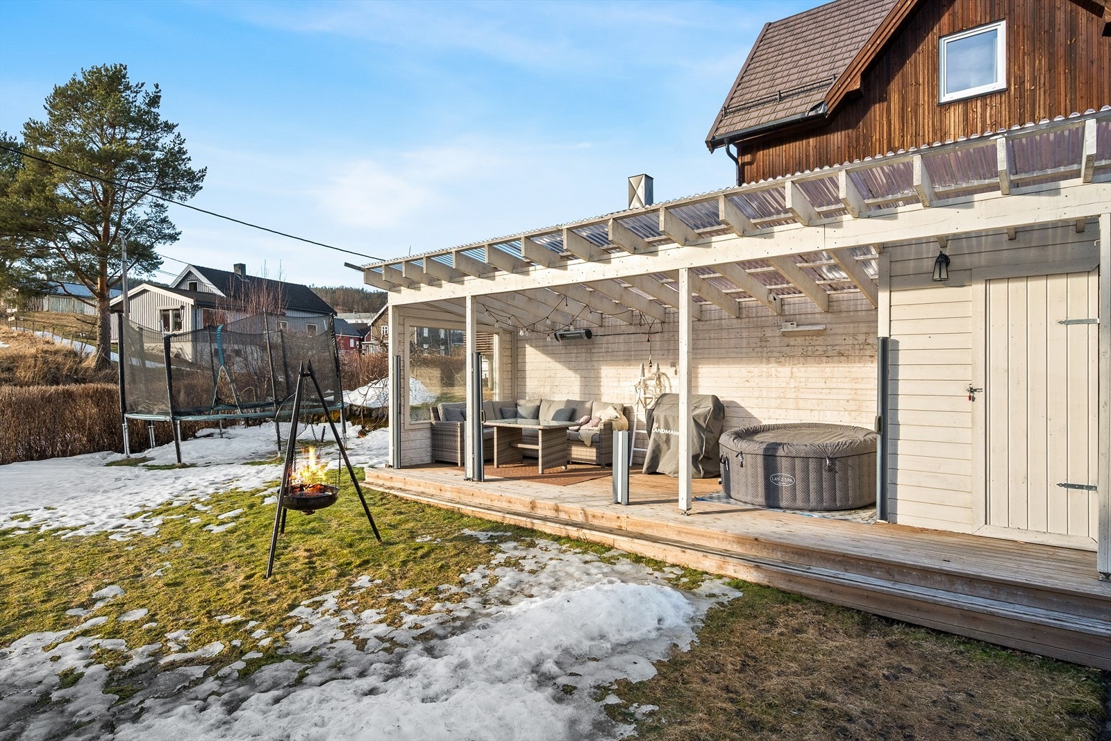 Boligen har flotte uteområder som kan by på gode solforhold i løpet av dagen. Galleribilde