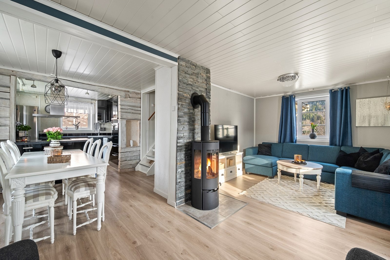 Fra stuen har man direkte utgang til veranda. Galleribilde