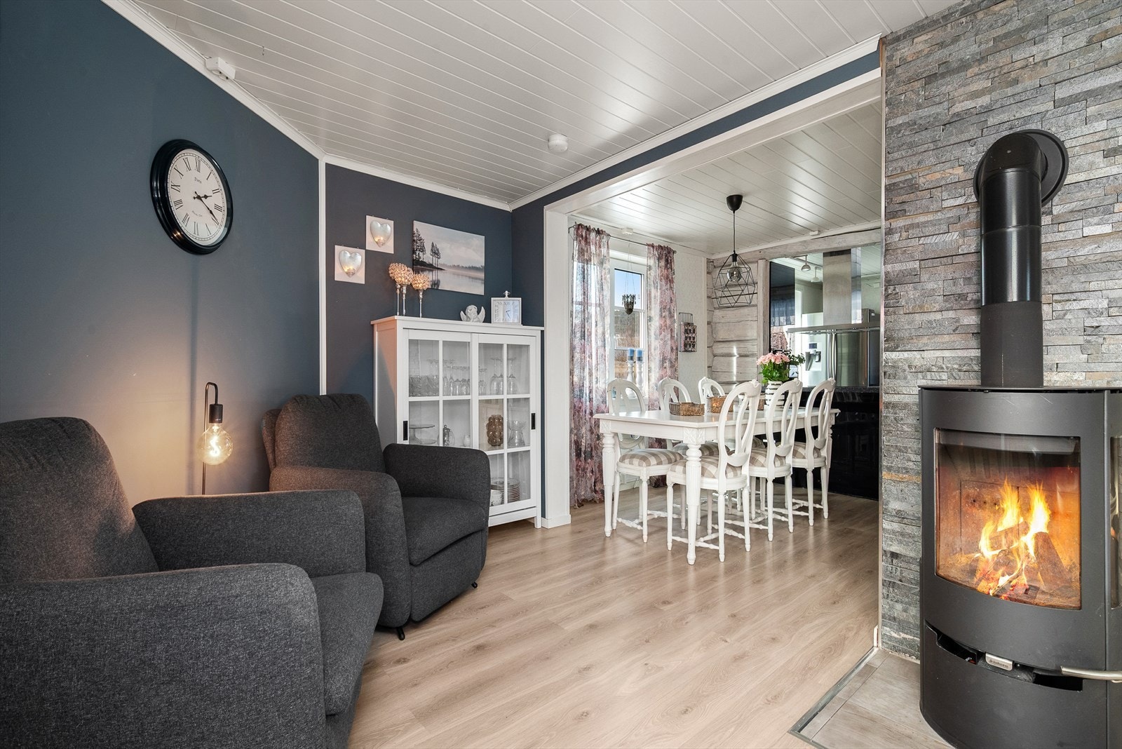 Mellom stuen og kjøkkenet er det en hyggelig spisestuedel på 10 kvm. Galleribilde