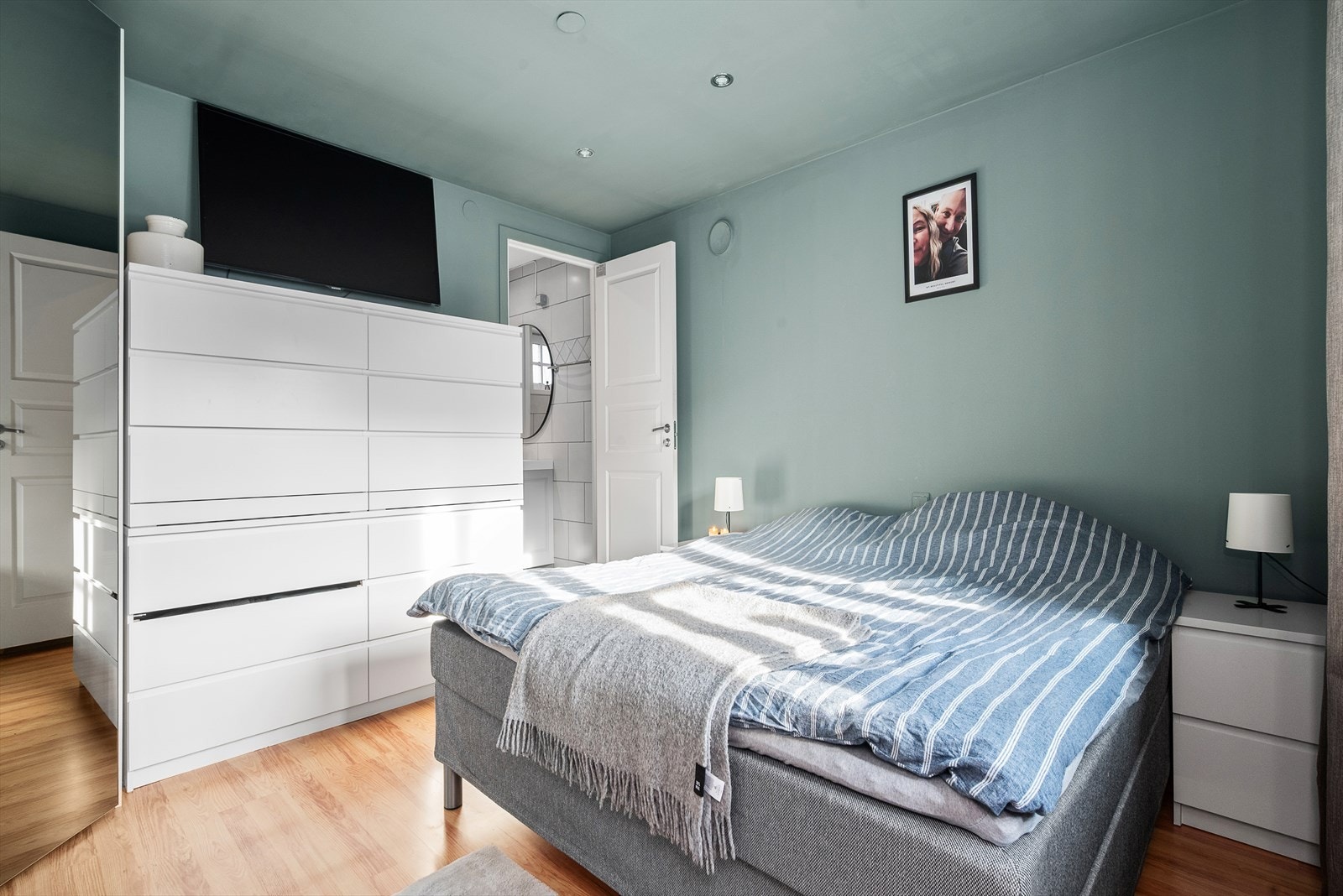 Det flotte hovedsoverommet ligger i deilig suiteløsning til ett av badene. Hovedsoverommet er på XX kvm. Galleribilde