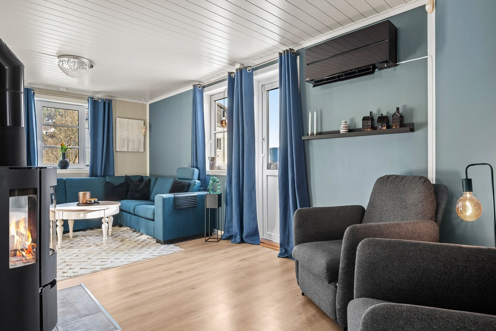 Eneboligen har en romslig og tiltalende stue på 22 kvm. Galleribilde