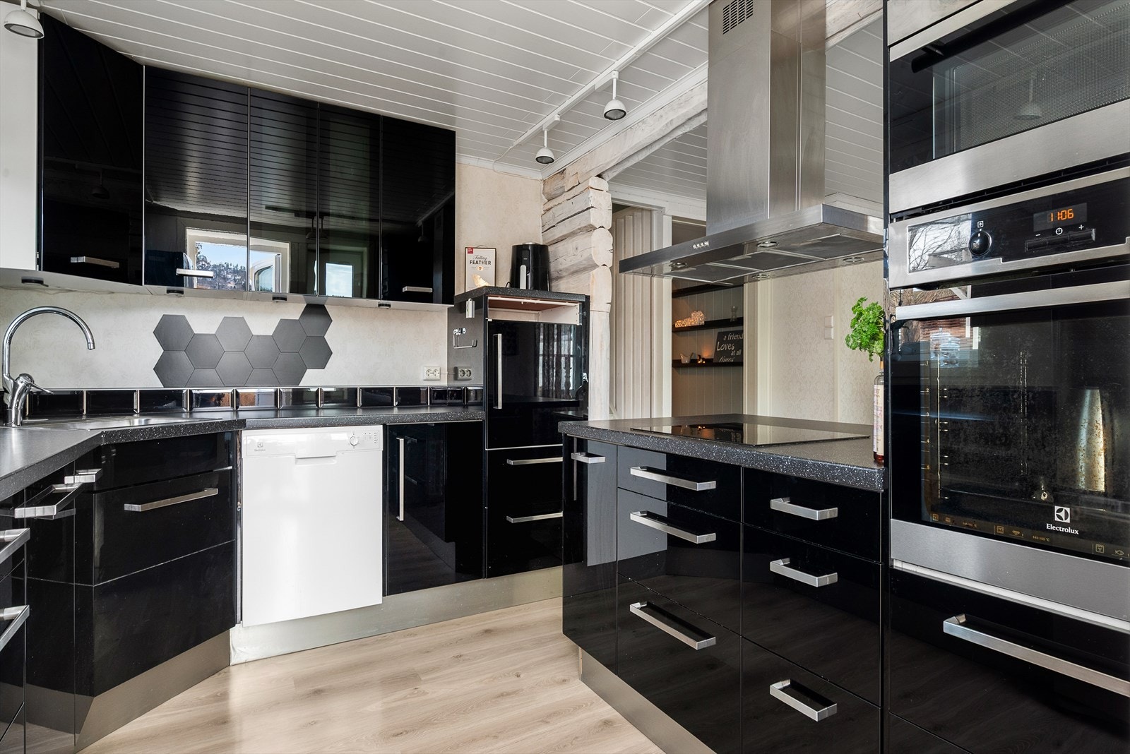 Boligen har et pent og moderne kjøkken på 10 kvm, og mot spisestuen er det barløsning som skaper naturlig skille. Galleribilde