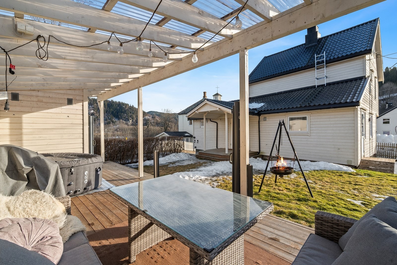 Blant annet er det en hyggelig gapahuk som er oppgradert med nytt tak og malt innvendig i 2022. Galleribilde