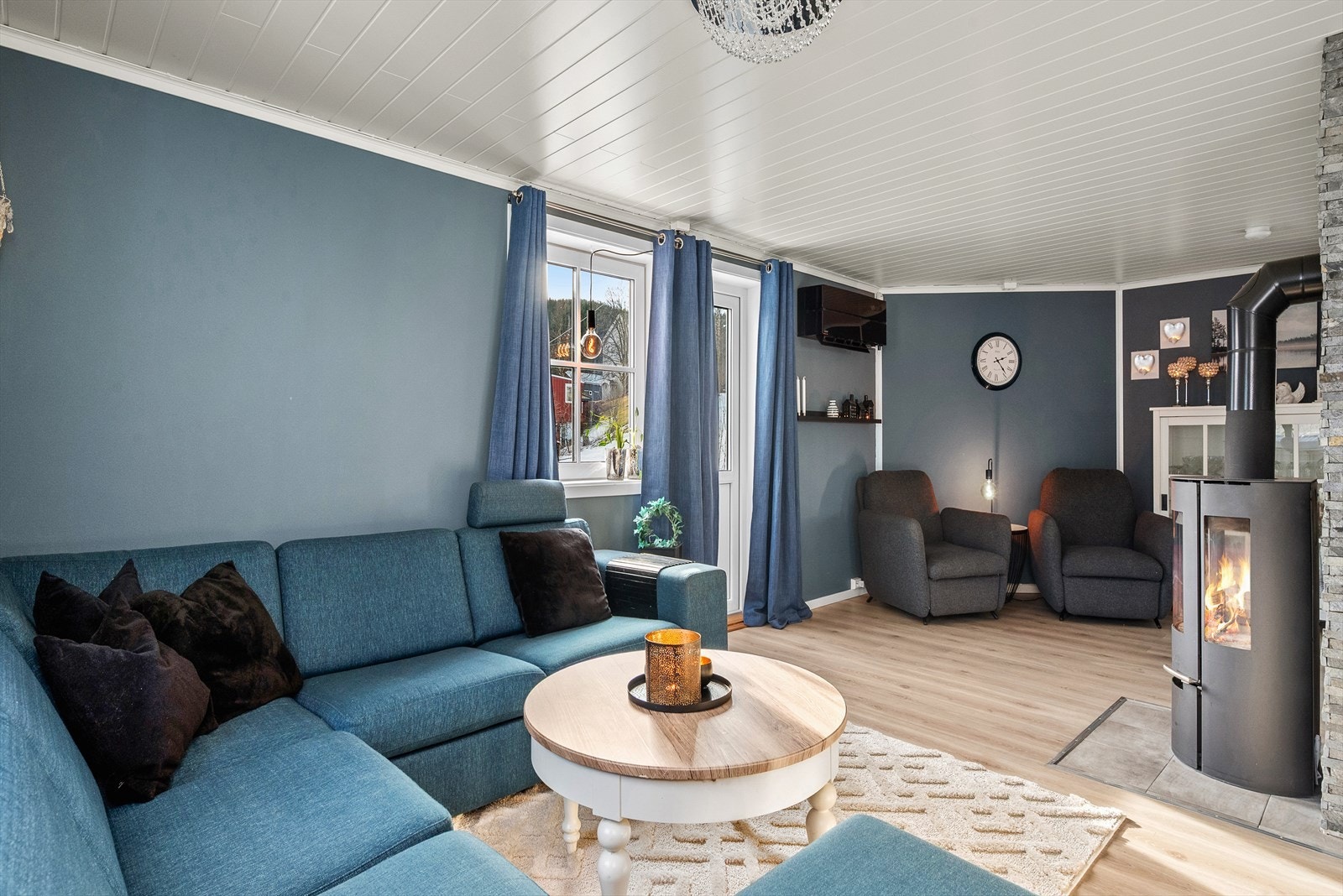 I stuen er det både varmepumpe og koselig peisovn som gir god oppvarming. Galleribilde